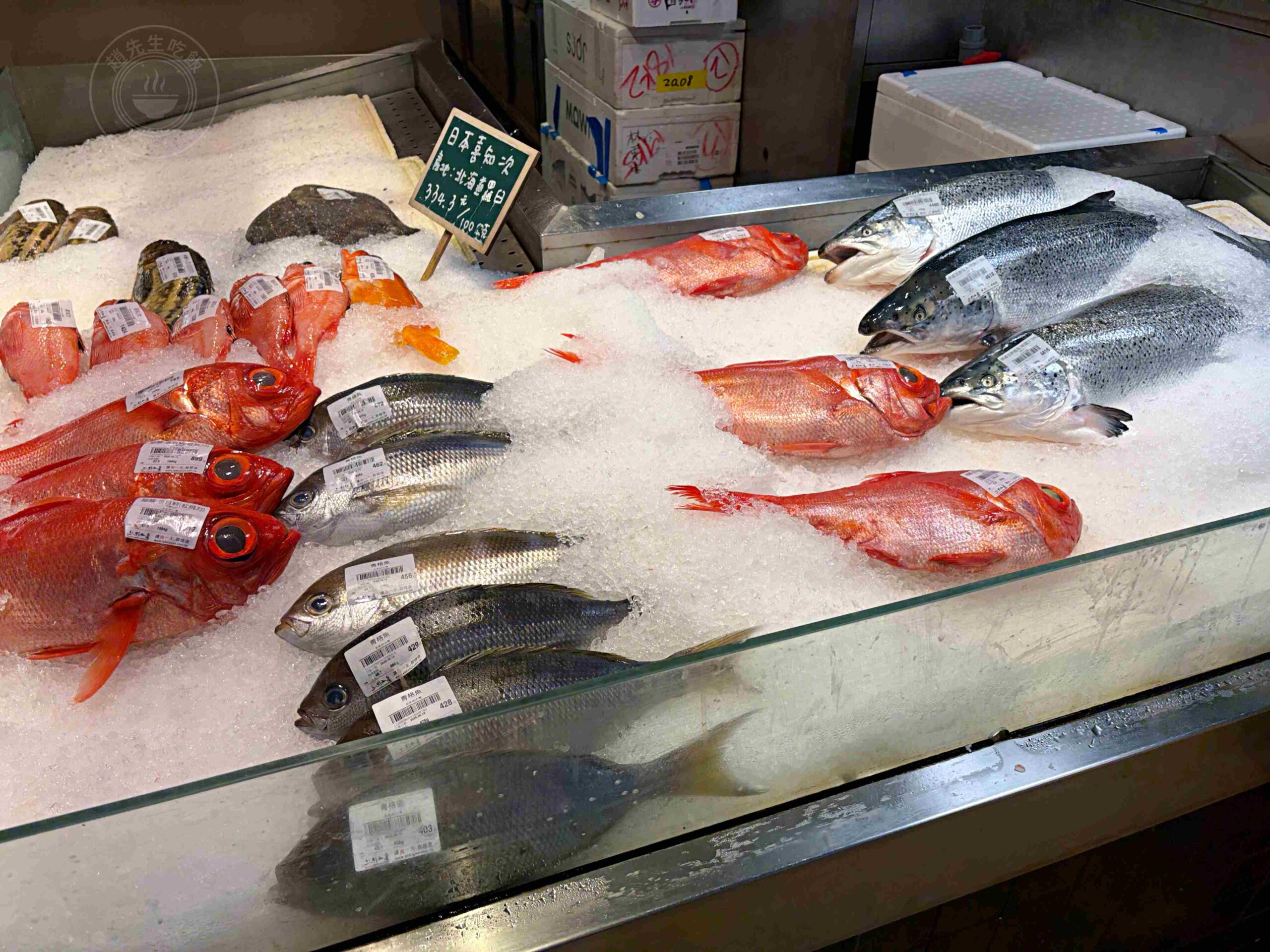 【中山區美食】上引水產，平價厚切生魚片、壽司餐盒，站著吃超有趣推薦(菜單) @趙先生吃飯