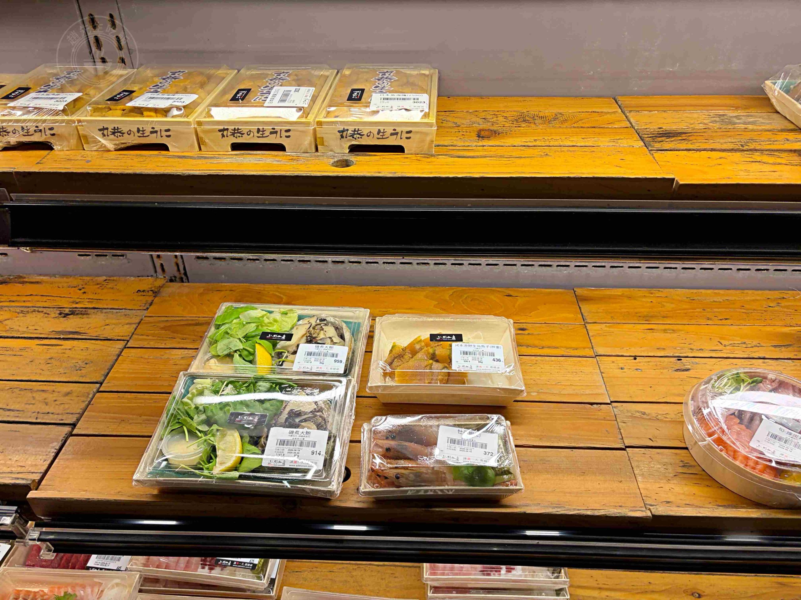 【中山區美食】上引水產，平價厚切生魚片、壽司餐盒，站著吃超有趣推薦(菜單) @趙先生吃飯
