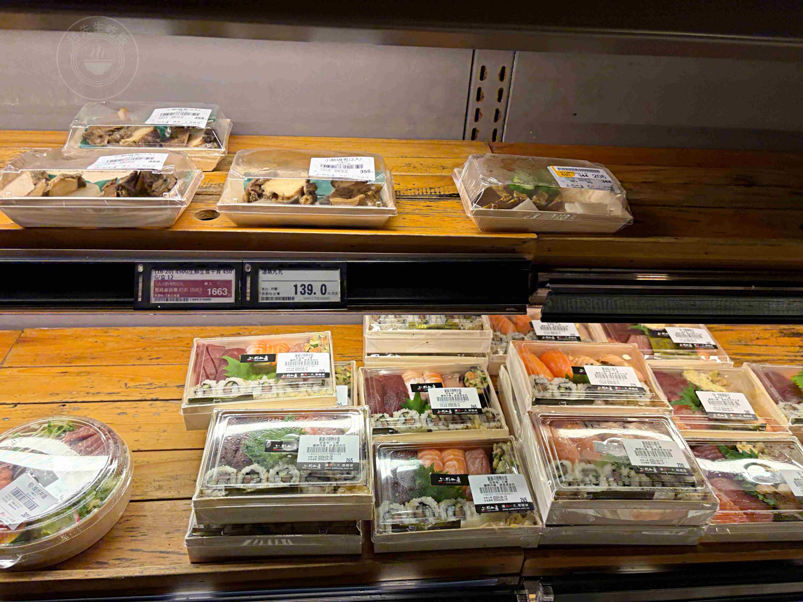 【中山區美食】上引水產，平價厚切生魚片、壽司餐盒，站著吃超有趣推薦(菜單) @趙先生吃飯