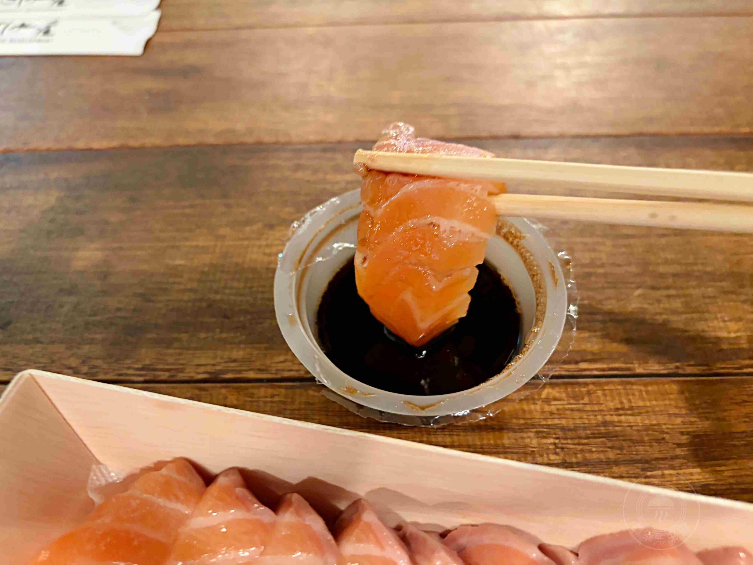 【中山區美食】上引水產,平價厚切生魚片、壽司餐盒,站著吃超有趣推薦(菜單) @趙先生吃飯 【中山區美食】上引水產,平價厚切生魚片、壽司餐盒,站著吃超有趣推薦(菜單) @趙先生吃飯