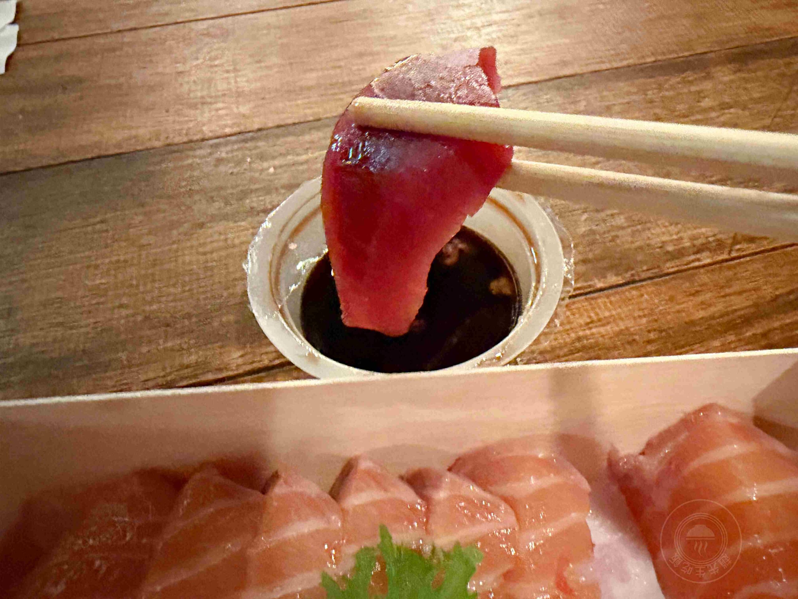 【中山區美食】上引水產，平價厚切生魚片、壽司餐盒，站著吃超有趣推薦(菜單) @趙先生吃飯