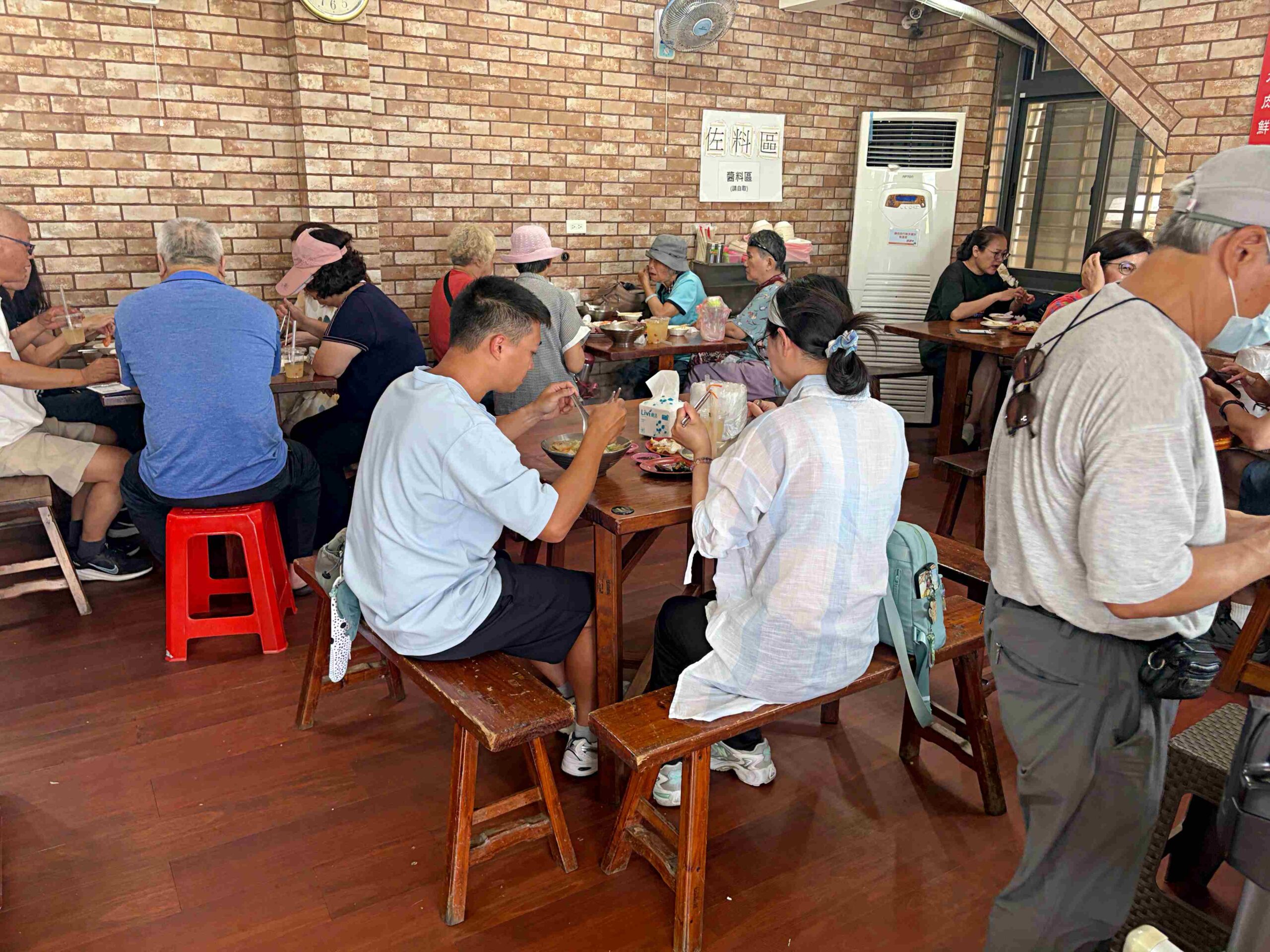 海邊的小吃店進來可能出不去，風景美，大姐熱情，海鮮給超多又便宜！ @趙先生吃飯