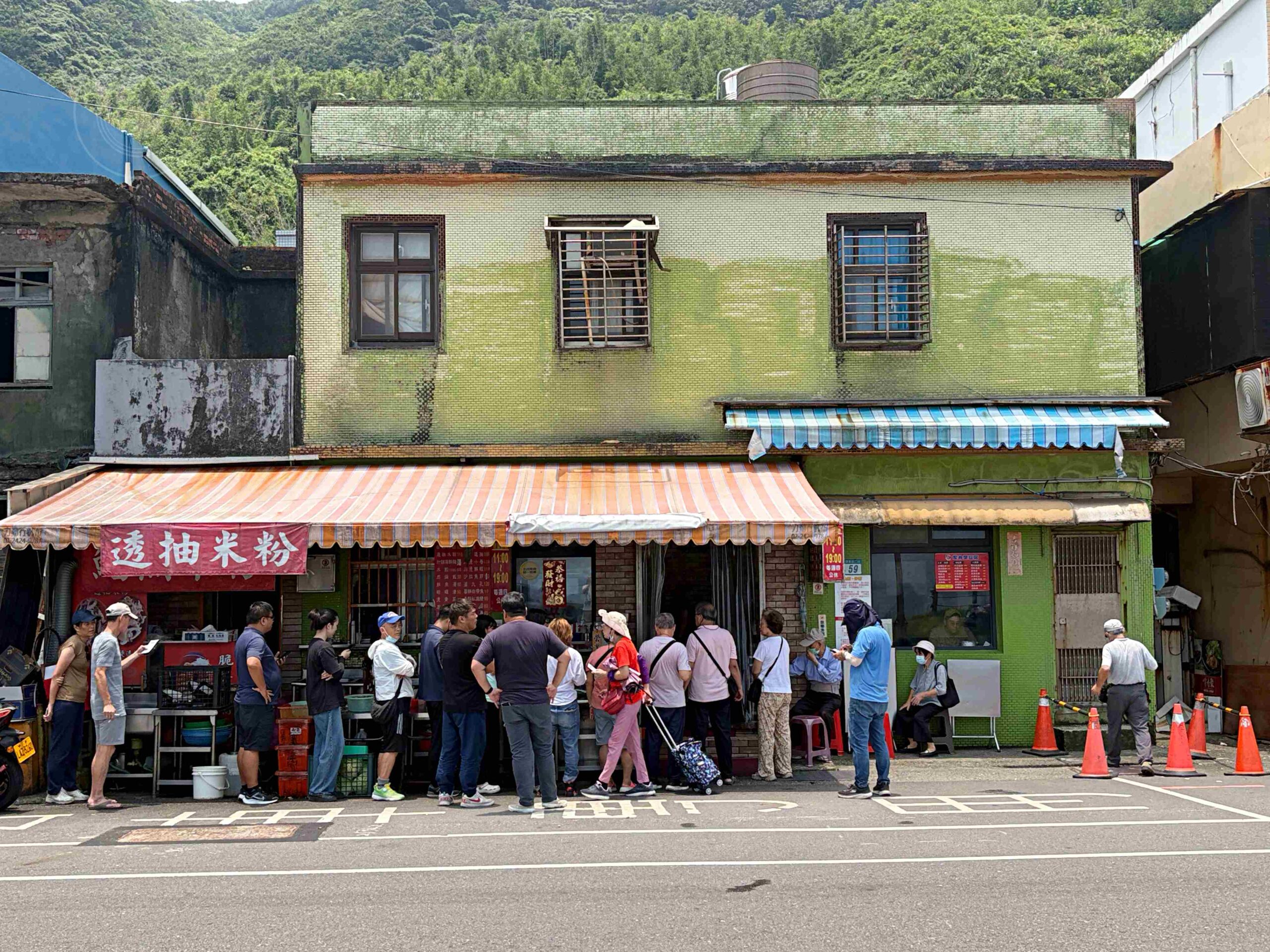 海邊的小吃店進來可能出不去，風景美，大姐熱情，海鮮給超多又便宜！ @趙先生吃飯