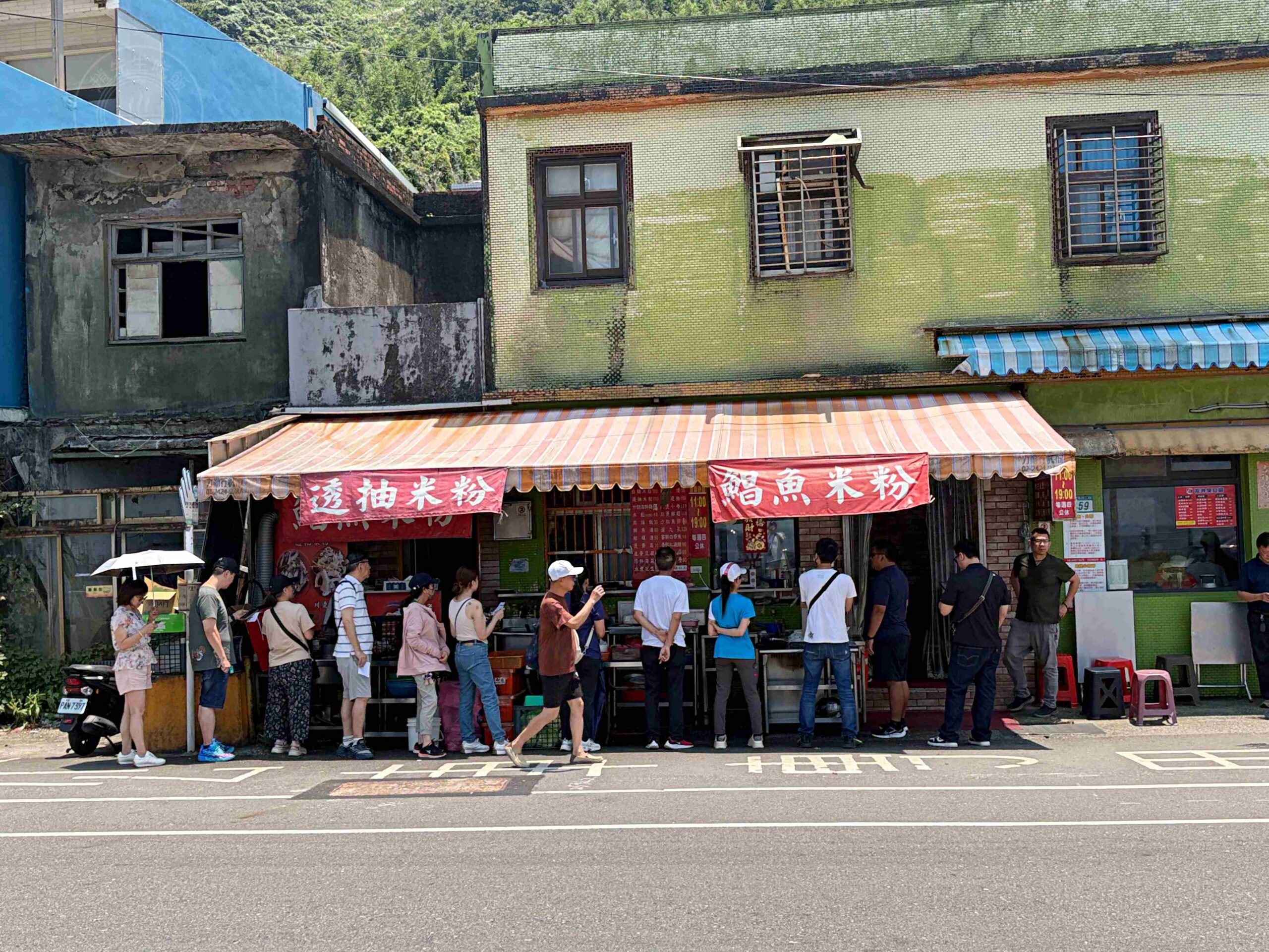 海邊的小吃店進來可能出不去，風景美，大姐熱情，海鮮給超多又便宜！ @趙先生吃飯