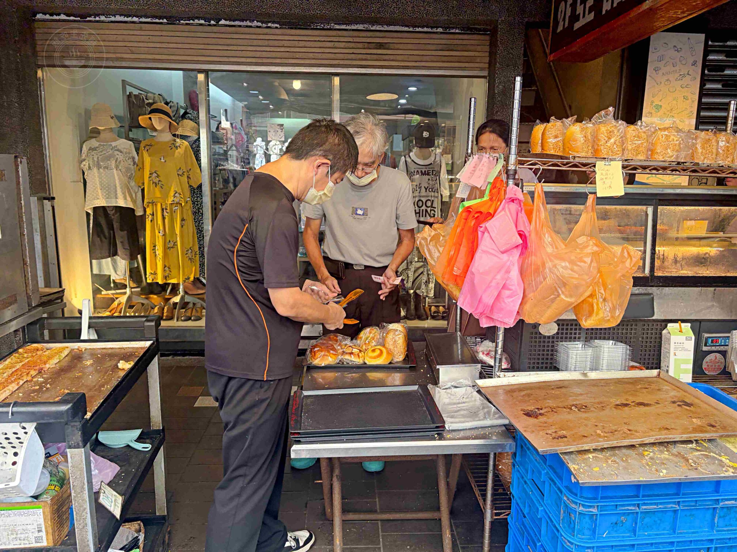路旁20元麵包店，不要隨便看，很多人一看就買了好幾袋，好吃又便宜 @趙先生吃飯