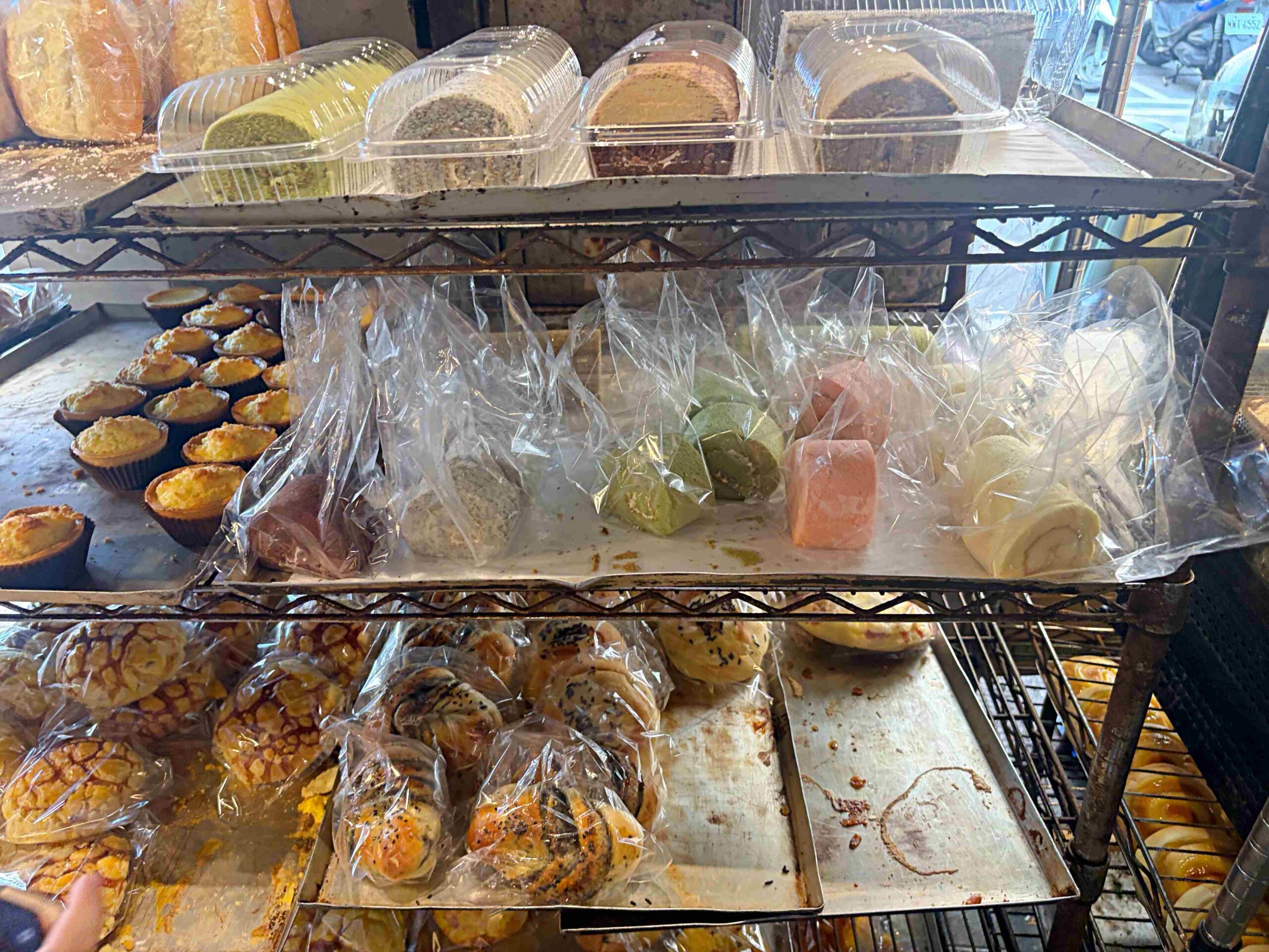 路旁20元麵包店，不要隨便看，很多人一看就買了好幾袋，好吃又便宜 @趙先生吃飯