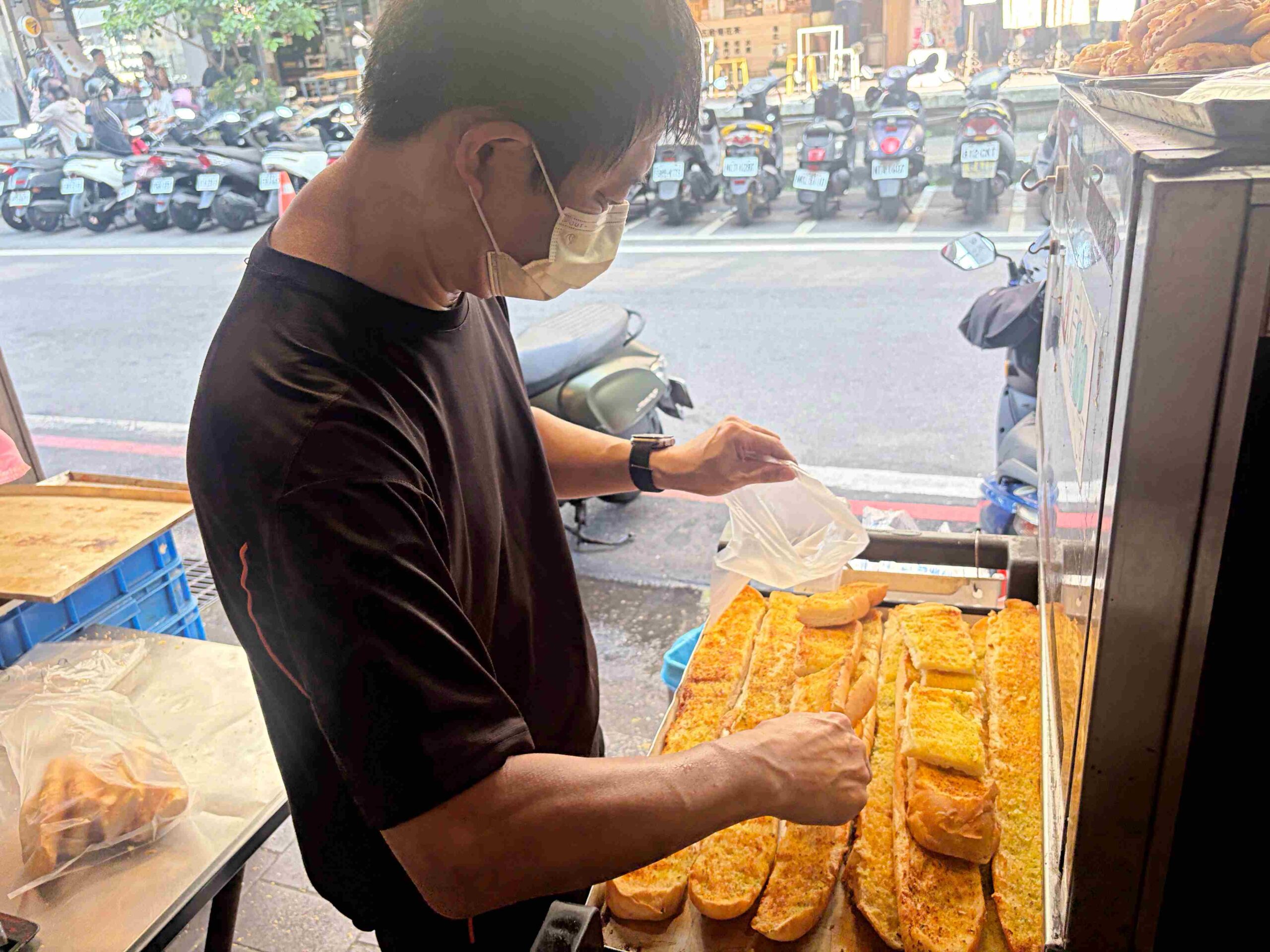 路旁20元麵包店,不要隨便看,很多人一看就買了好幾袋,好吃又便宜 @趙先生吃飯 路旁20元麵包店,不要隨便看,很多人一看就買了好幾袋,好吃又便宜 @趙先生吃飯