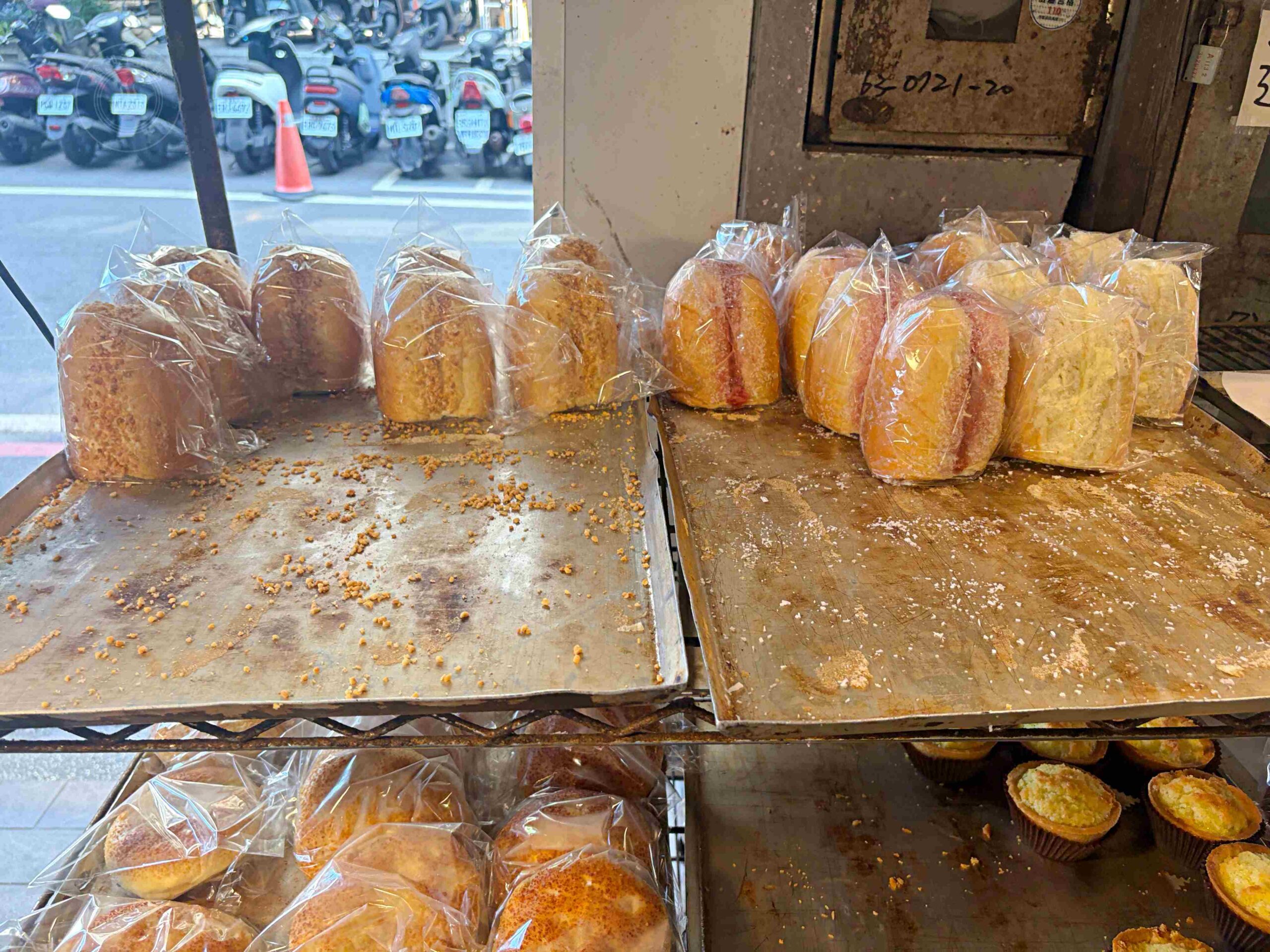 路旁20元麵包店，不要隨便看，很多人一看就買了好幾袋，好吃又便宜 @趙先生吃飯