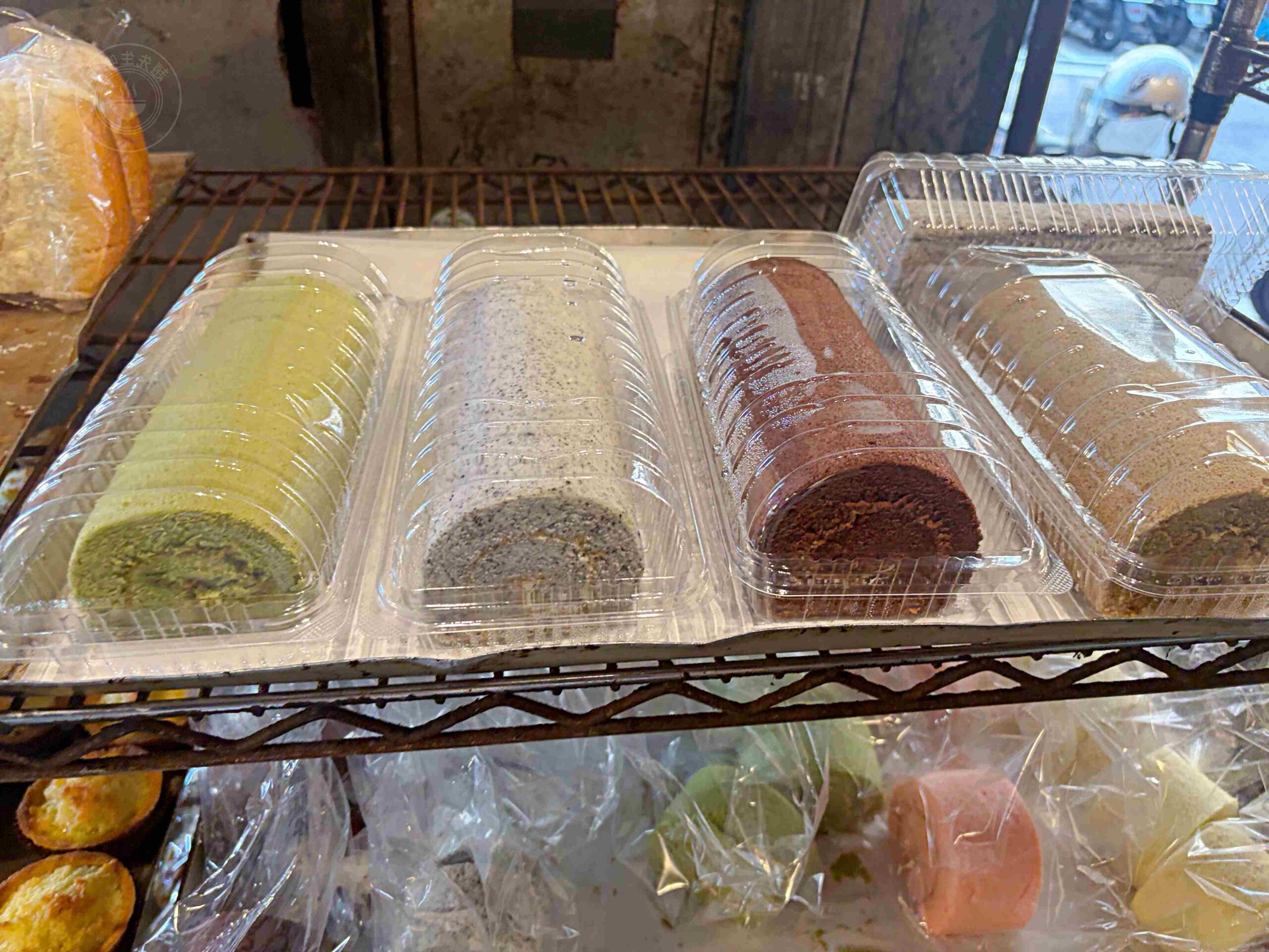 路旁20元麵包店，不要隨便看，很多人一看就買了好幾袋，好吃又便宜 @趙先生吃飯