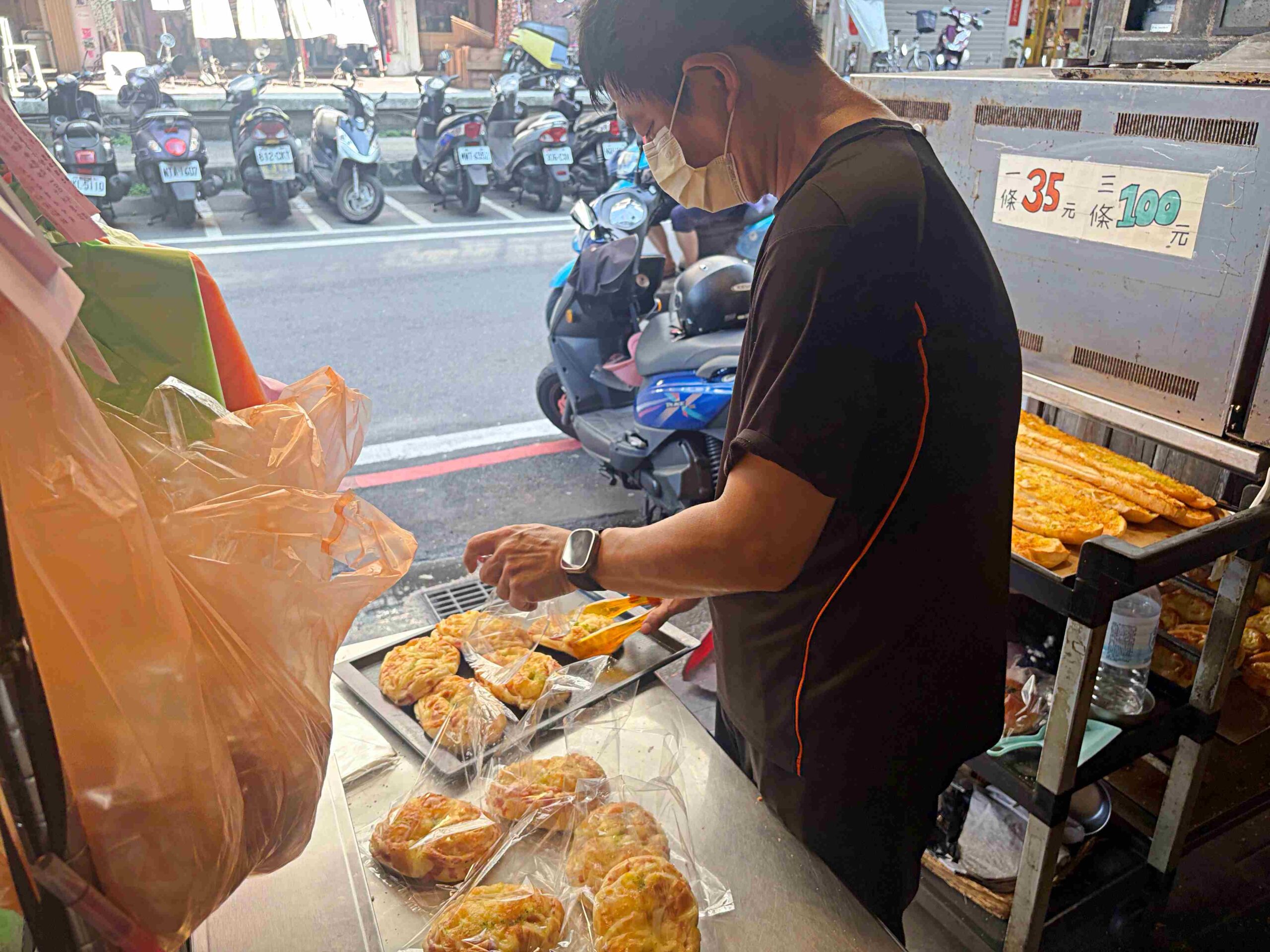 路旁20元麵包店，不要隨便看，很多人一看就買了好幾袋，好吃又便宜 @趙先生吃飯