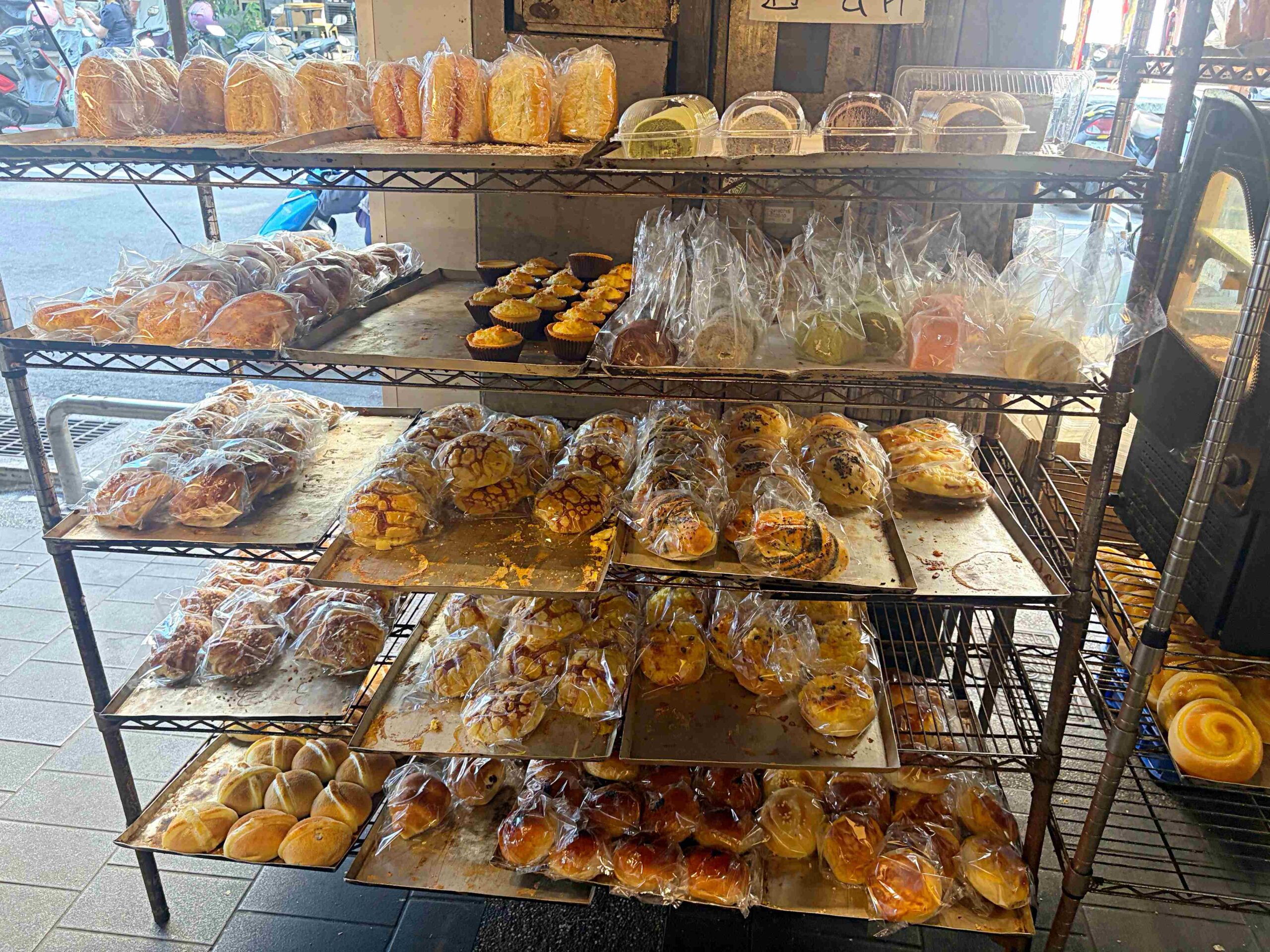 路旁20元麵包店,不要隨便看,很多人一看就買了好幾袋,好吃又便宜 @趙先生吃飯 路旁20元麵包店,不要隨便看,很多人一看就買了好幾袋,好吃又便宜 @趙先生吃飯