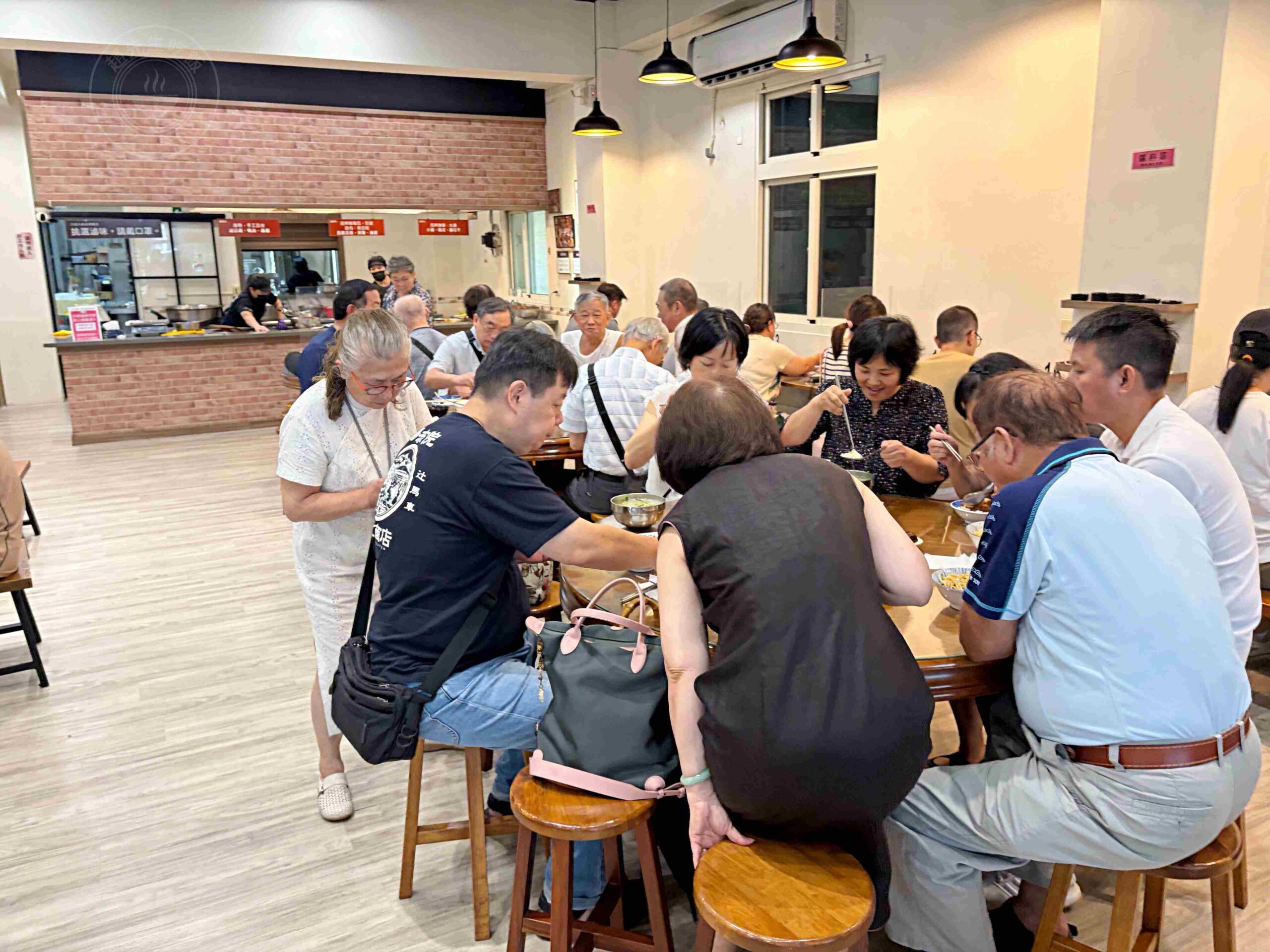 【宜蘭美食】三民大飯店，一天只開五個小時的排隊小吃，推薦滷味、肉羹麵(菜單) @趙先生吃飯