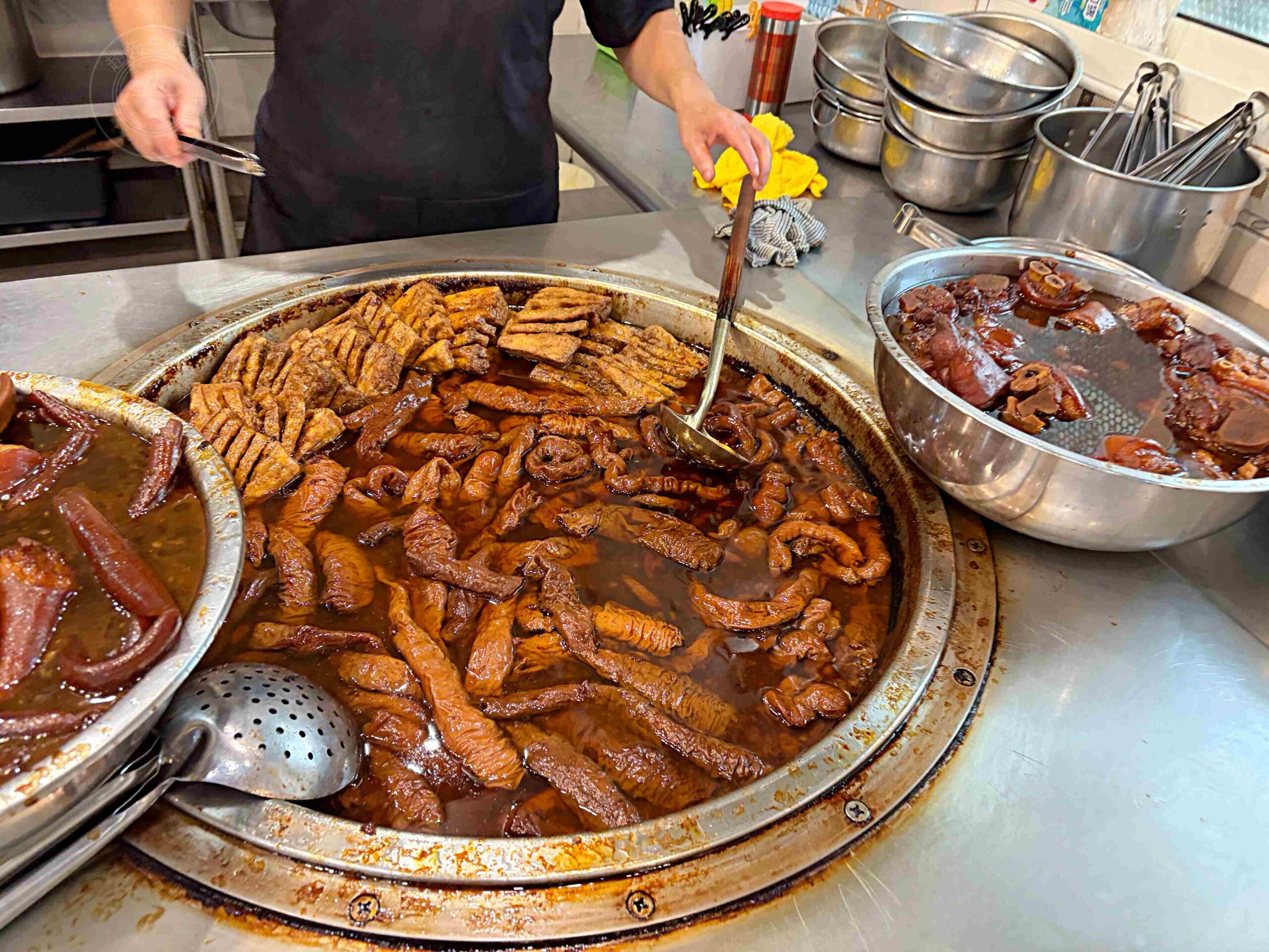 【宜蘭美食】三民大飯店，一天只開五個小時的排隊小吃，推薦滷味、肉羹麵(菜單) @趙先生吃飯