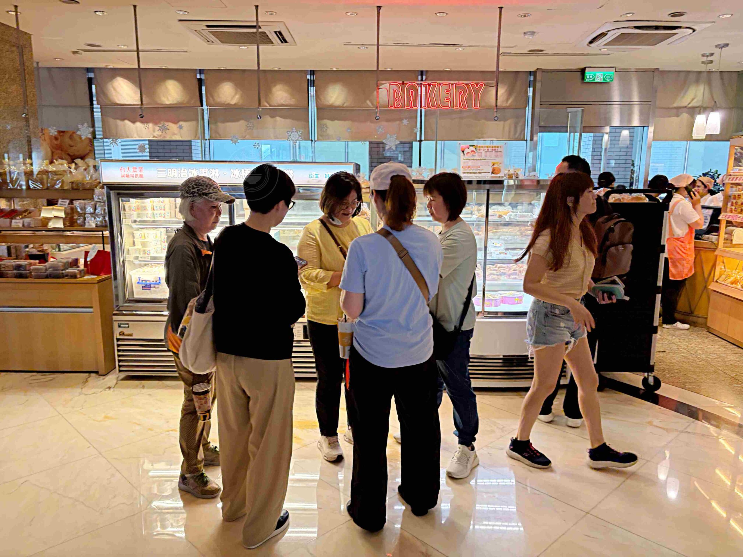 這家麵包店，台灣人不要隨便進去，每個人買一大盤，真的很瘋狂！ @趙先生吃飯