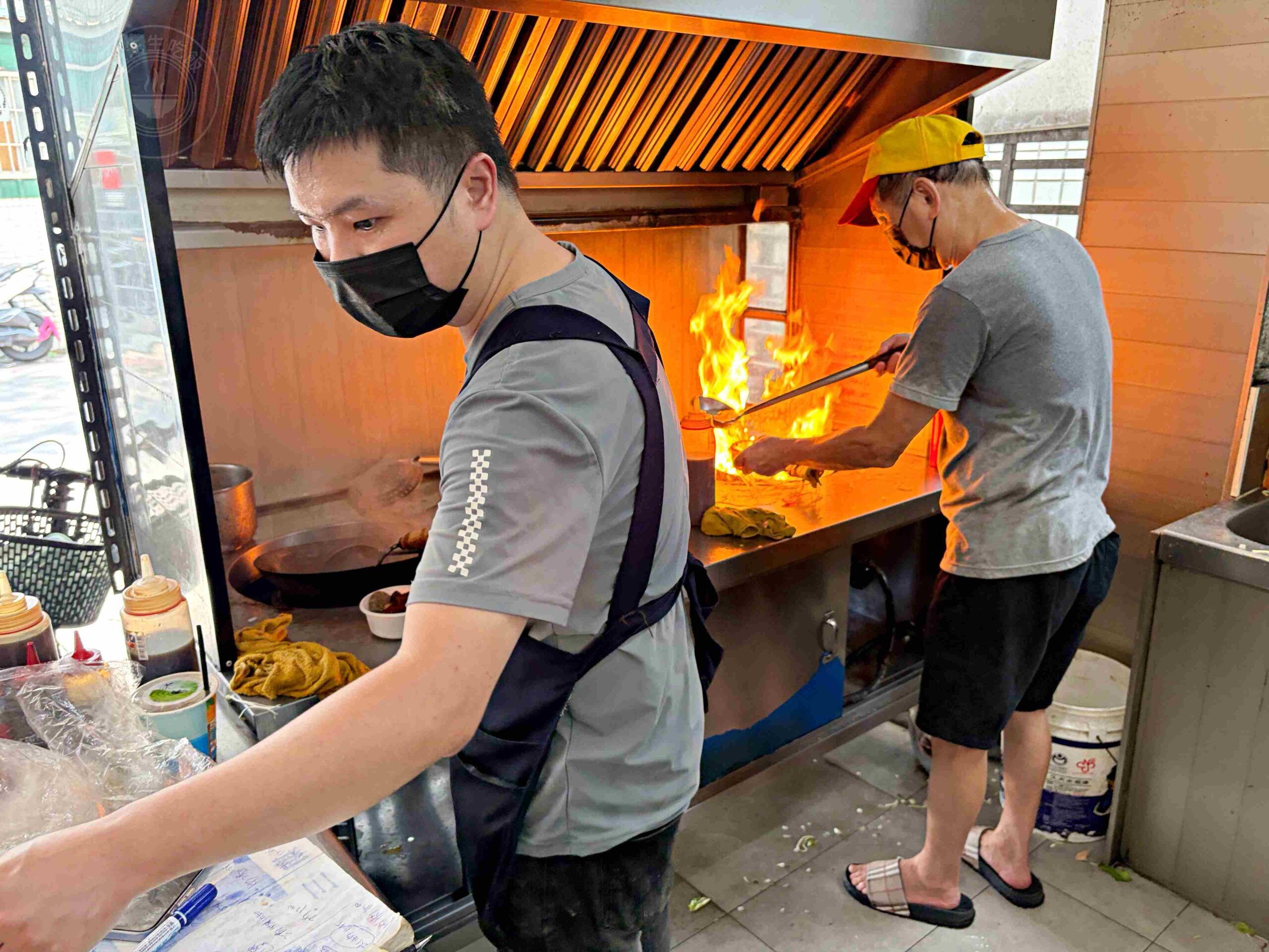 【八里美食】正宗一碗一碗煮什錦麵，一天只開三個半小時，排隊名店推薦什錦麵(菜單) @趙先生吃飯