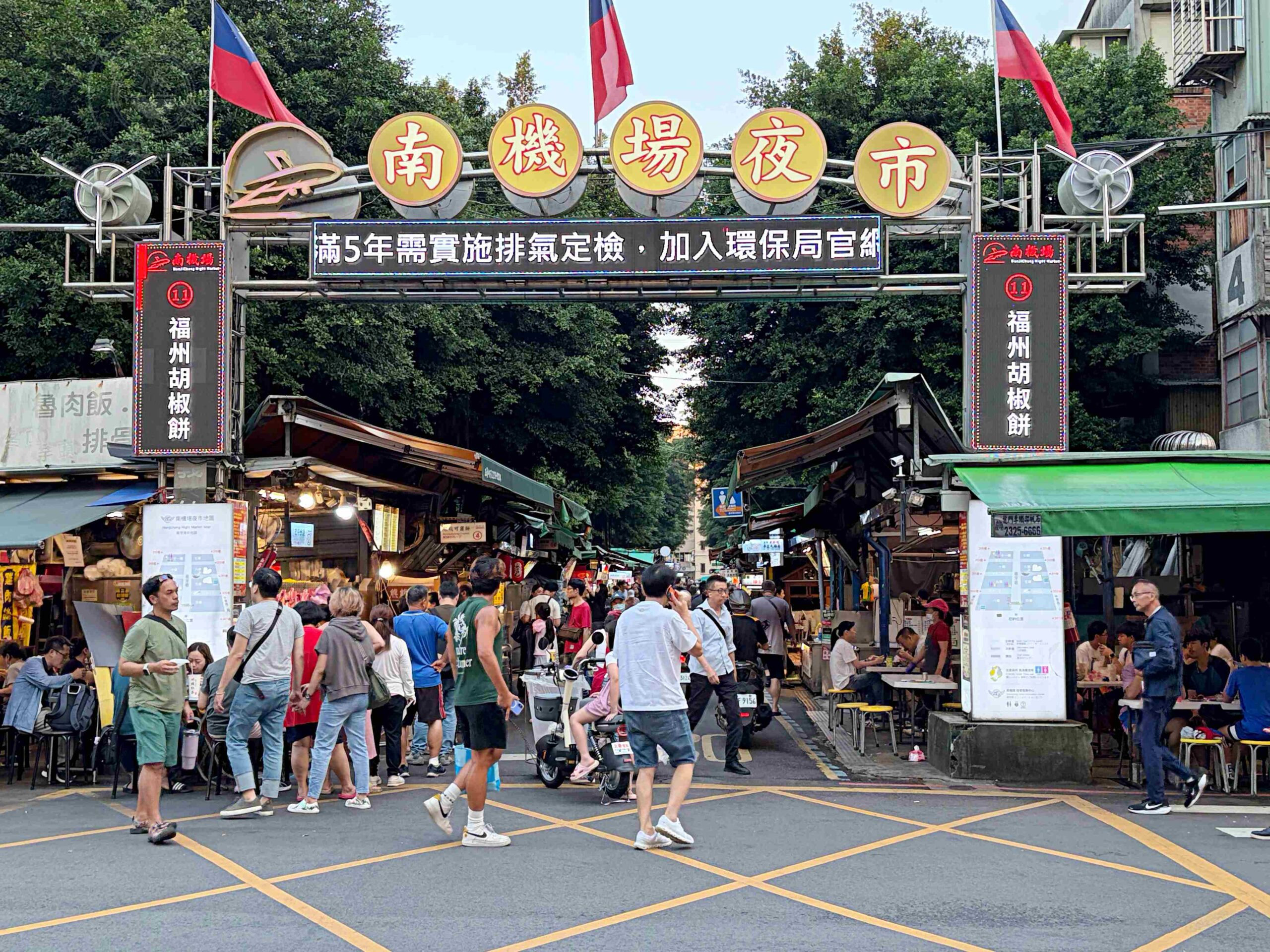 【台北美食】東門鴨莊 南機場店,南機場夜市對面,新開幕老字號分店,燒臘爆多肉推薦(菜單) @趙先生吃飯 【台北美食】東門鴨莊 南機場店,南機場夜市對面,新開幕老字號分店,燒臘爆多肉推薦(菜單) @趙先生吃飯