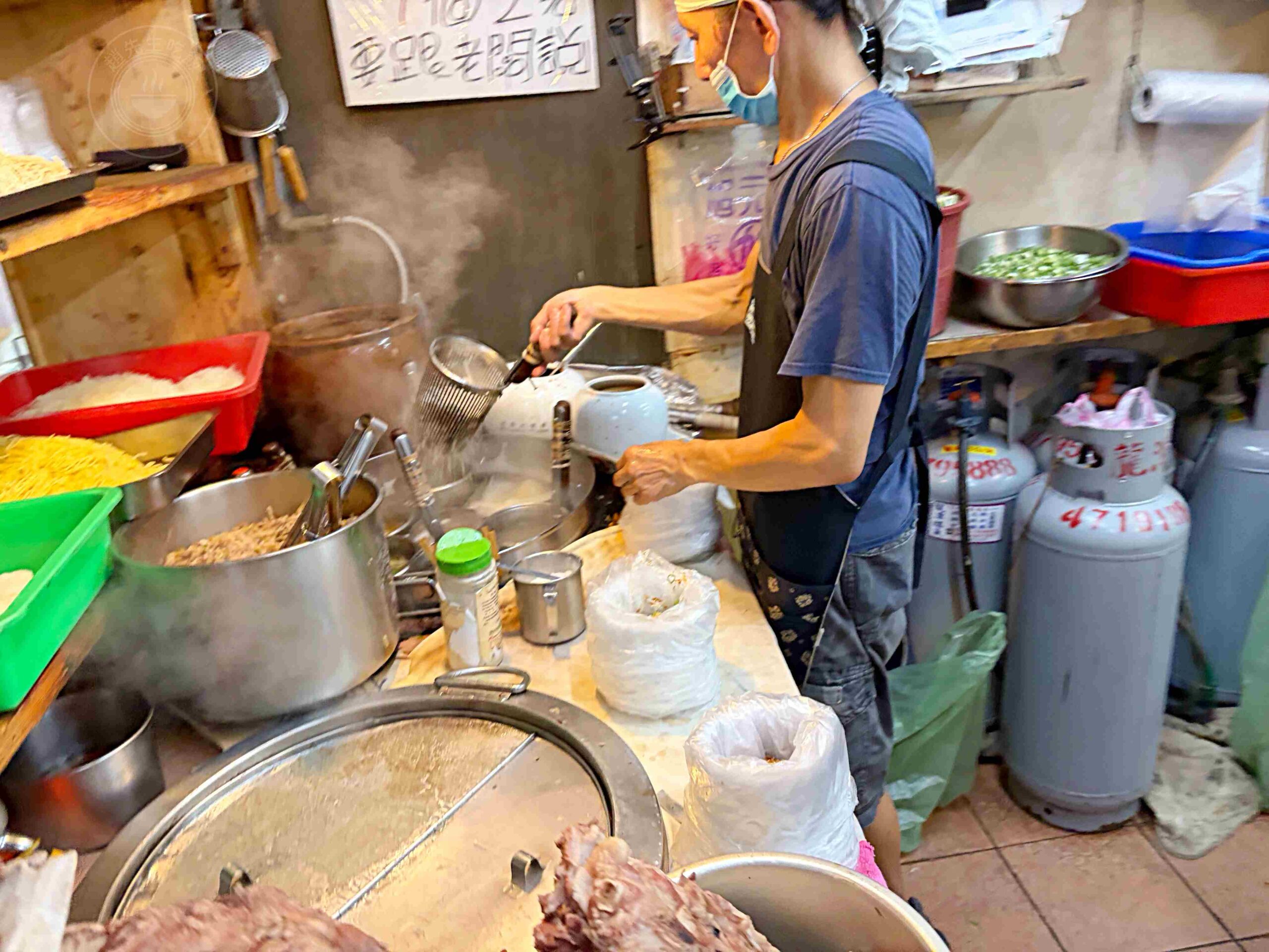 【龍潭美食】橋頭老麵店，飄香一甲子的隱藏版榨菜肉絲麵，一碗就很飽推薦(菜單) @趙先生吃飯