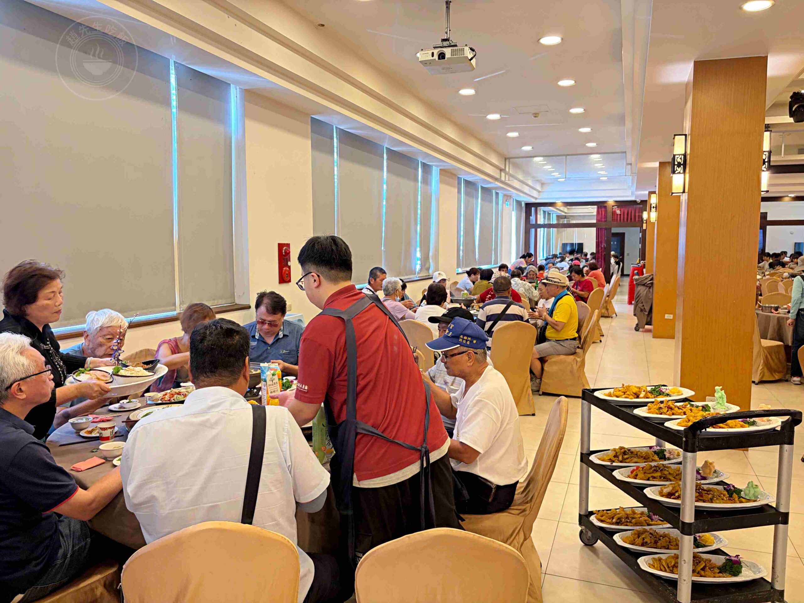 超便宜活魚餐廳,一堆人包遊覽車來吃,砂鍋魚頭、 鄉村油雞都是招牌! @趙先生吃飯 超便宜活魚餐廳,一堆人包遊覽車來吃,砂鍋魚頭、 鄉村油雞都是招牌! @趙先生吃飯