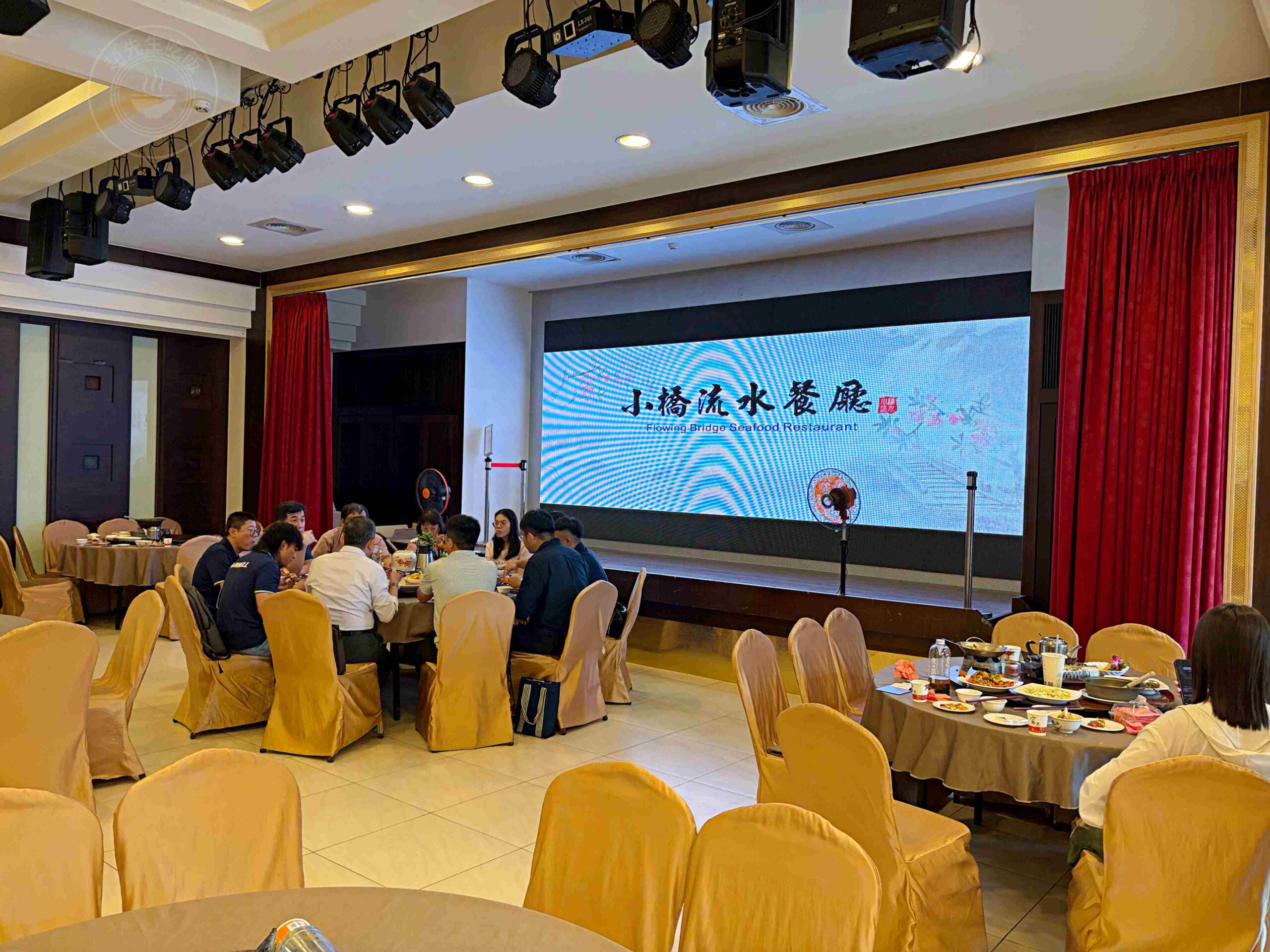 超便宜活魚餐廳，一堆人包遊覽車來吃，砂鍋魚頭、 鄉村油雞都是招牌！ @趙先生吃飯