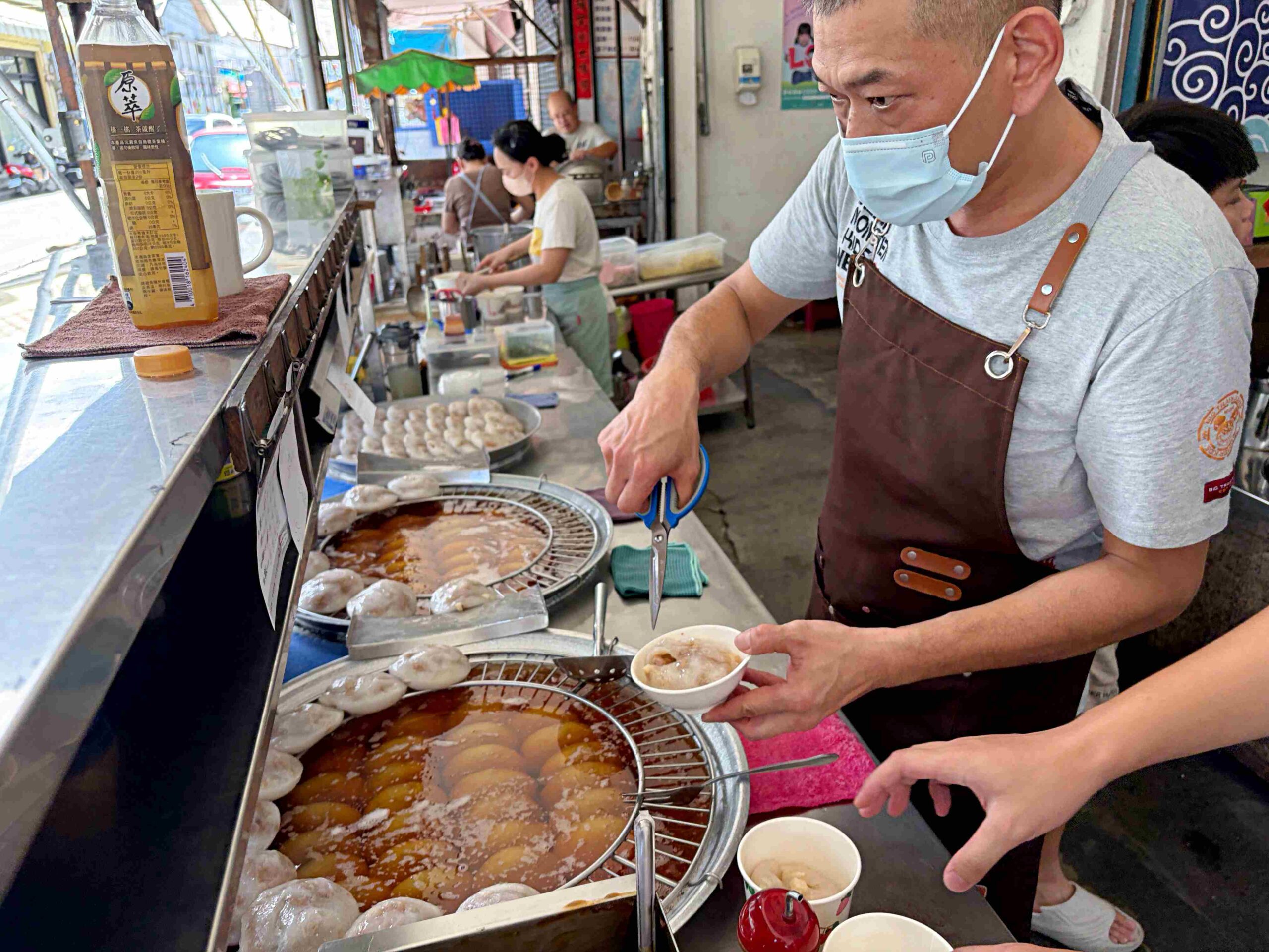 【新莊美食】布袋港蚵嗲，在地人氣現點現炸小吃，四維黃昏市場銅板老店推薦(菜單) @趙先生吃飯