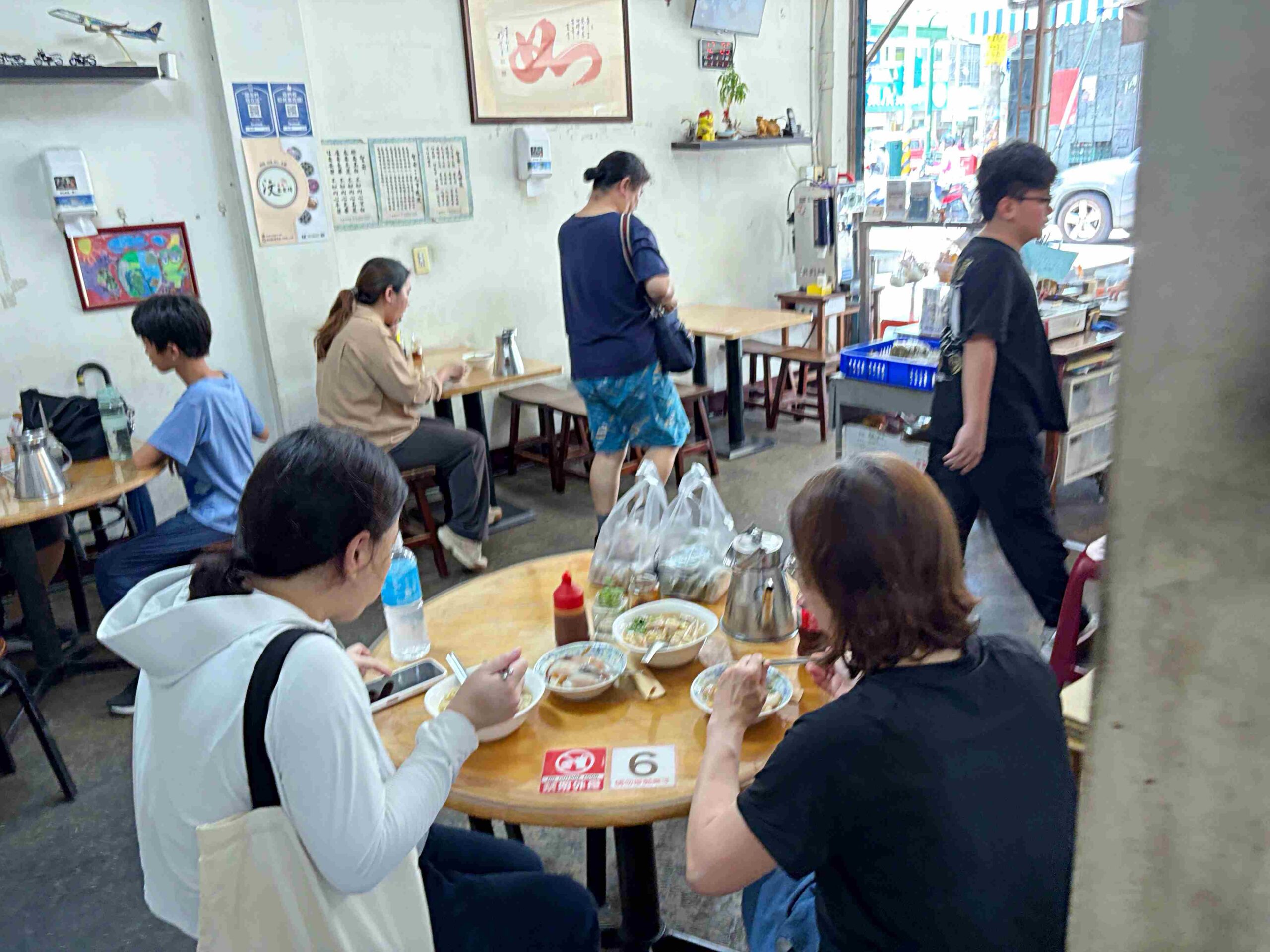 很多人搞錯了，肉圓送湯不是不給碗，是要混合醬汁喝，兩小時賣完！ @趙先生吃飯