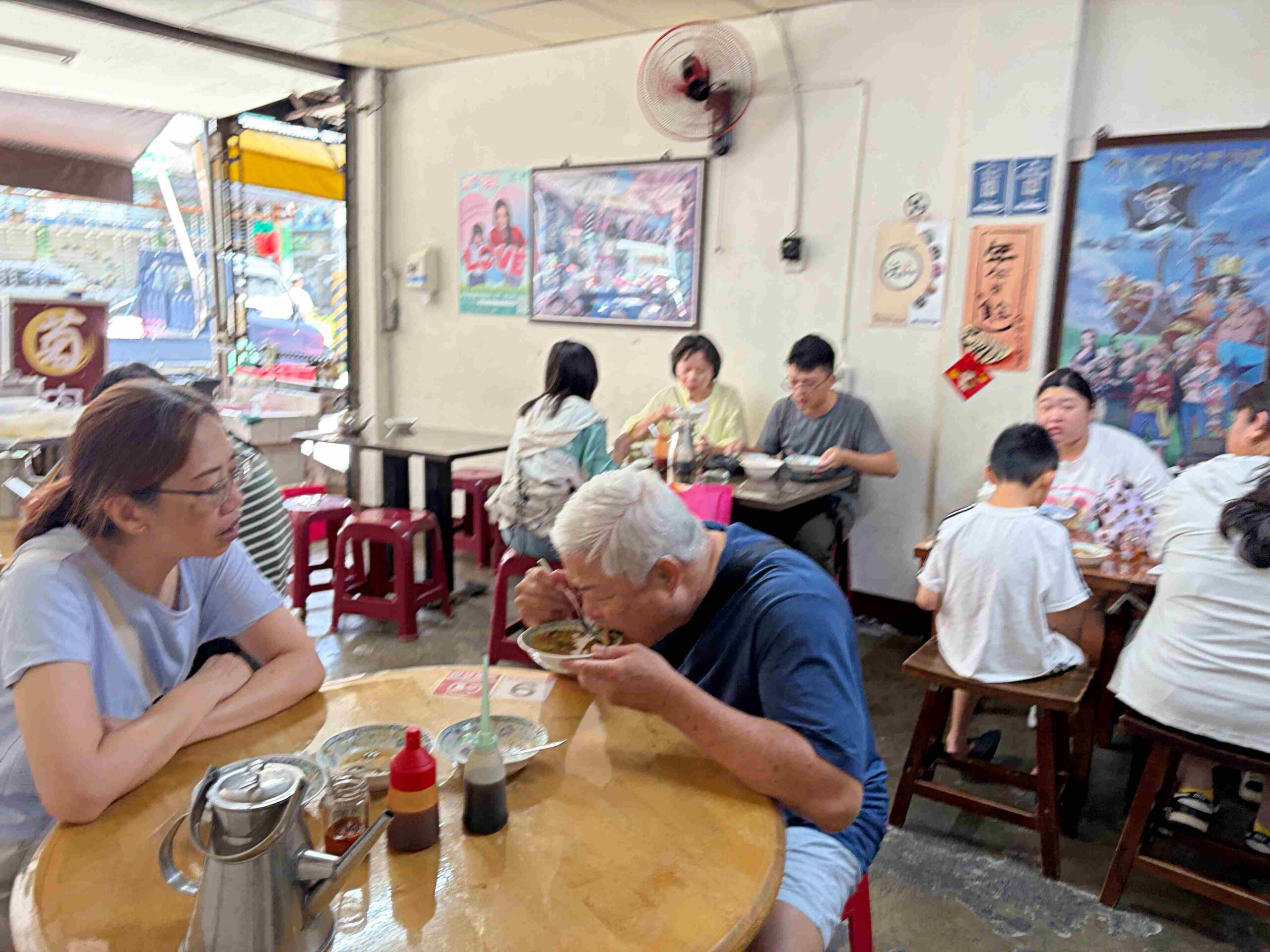 很多人搞錯了，肉圓送湯不是不給碗，是要混合醬汁喝，兩小時賣完！ @趙先生吃飯