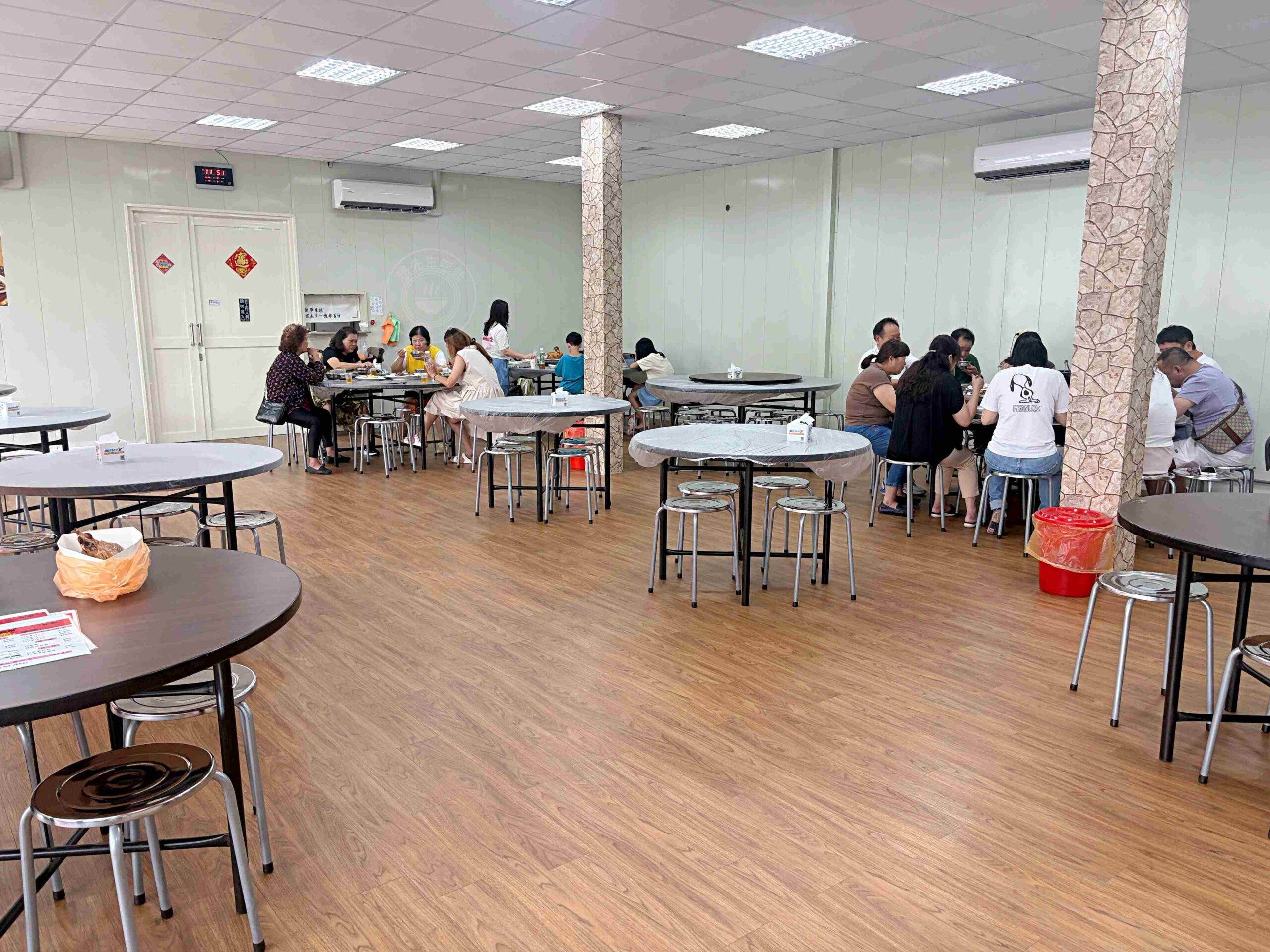 竹山的燒鵝烤雞店，不要隨便走進去，海鮮米粉、燒鵝跟烤雞都超大！ @趙先生吃飯