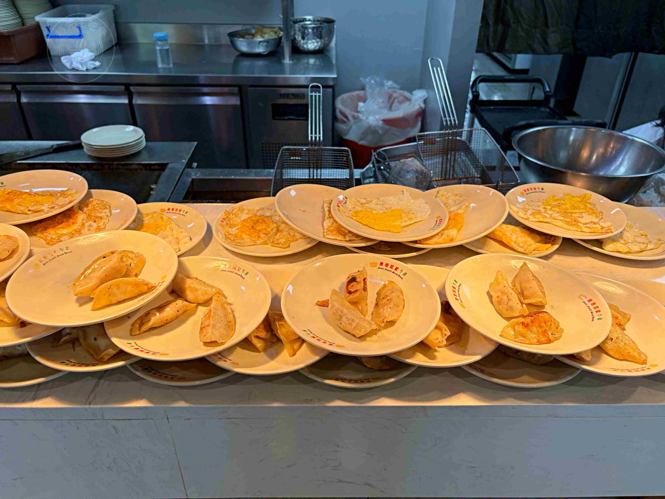 【板橋美食】貴族世家板橋板新店，平價牛排，百樣自助吧吃到飽，海鮮熱炒都有推薦(菜單) @趙先生吃飯