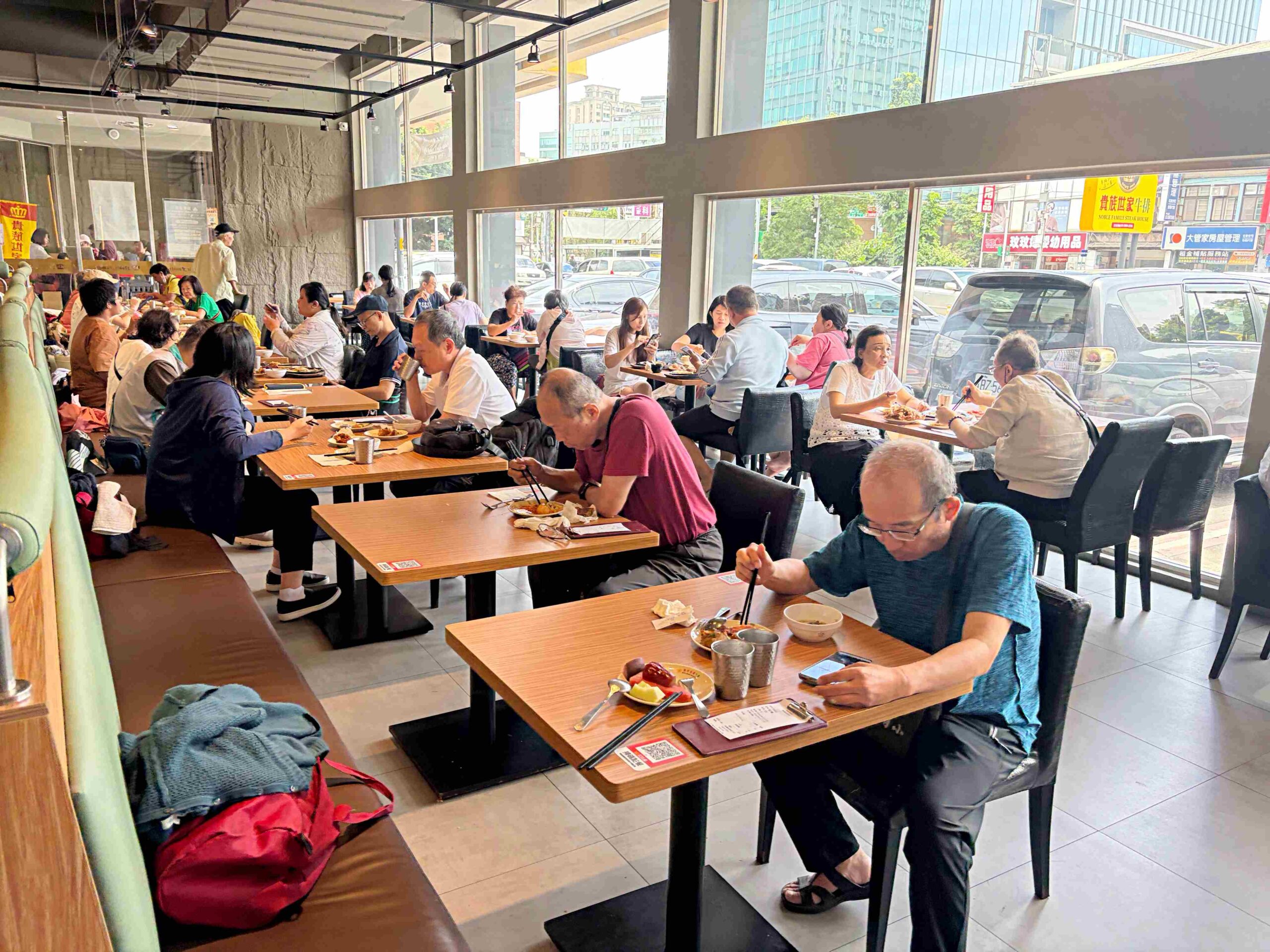 【板橋美食】貴族世家板橋板新店，平價牛排，百樣自助吧吃到飽，海鮮熱炒都有推薦(菜單) @趙先生吃飯