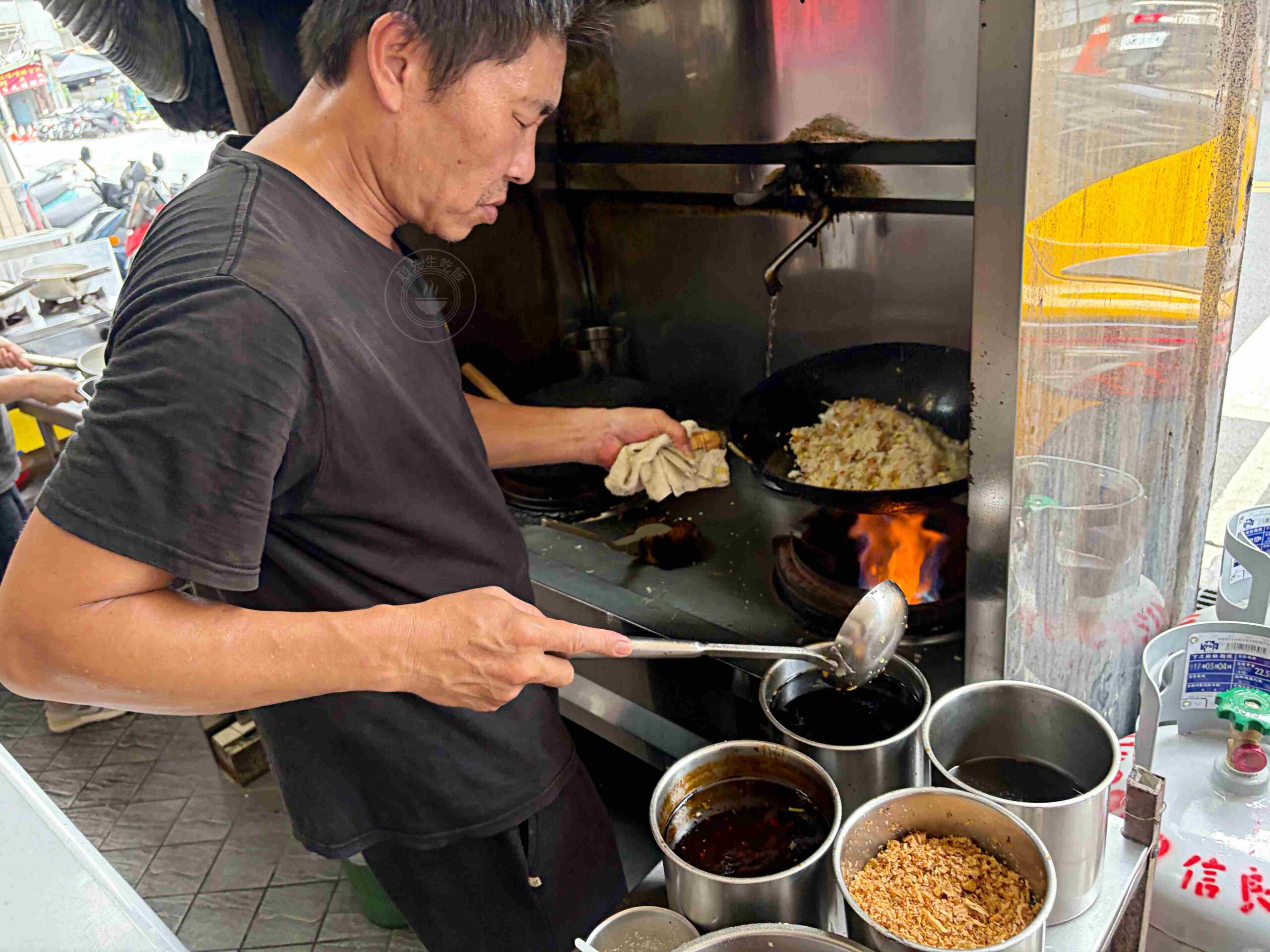 路邊的全雞炒飯千萬別亂點,沒人吃得完,老闆炒飯燴飯功夫也是一流! @趙先生吃飯 路邊的全雞炒飯千萬別亂點,沒人吃得完,老闆炒飯燴飯功夫也是一流! @趙先生吃飯