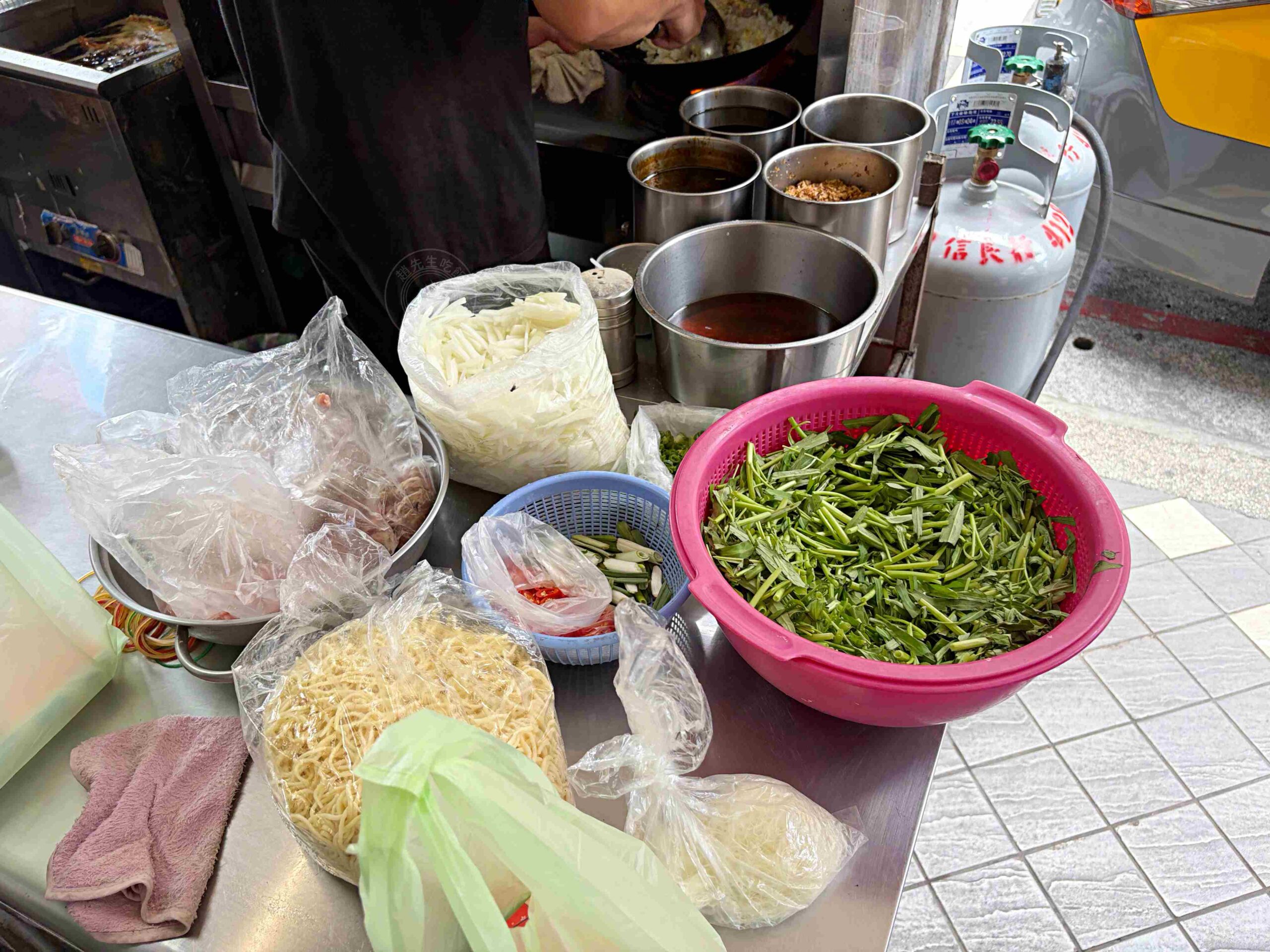 路邊的全雞炒飯千萬別亂點,沒人吃得完,老闆炒飯燴飯功夫也是一流! @趙先生吃飯 路邊的全雞炒飯千萬別亂點,沒人吃得完,老闆炒飯燴飯功夫也是一流! @趙先生吃飯