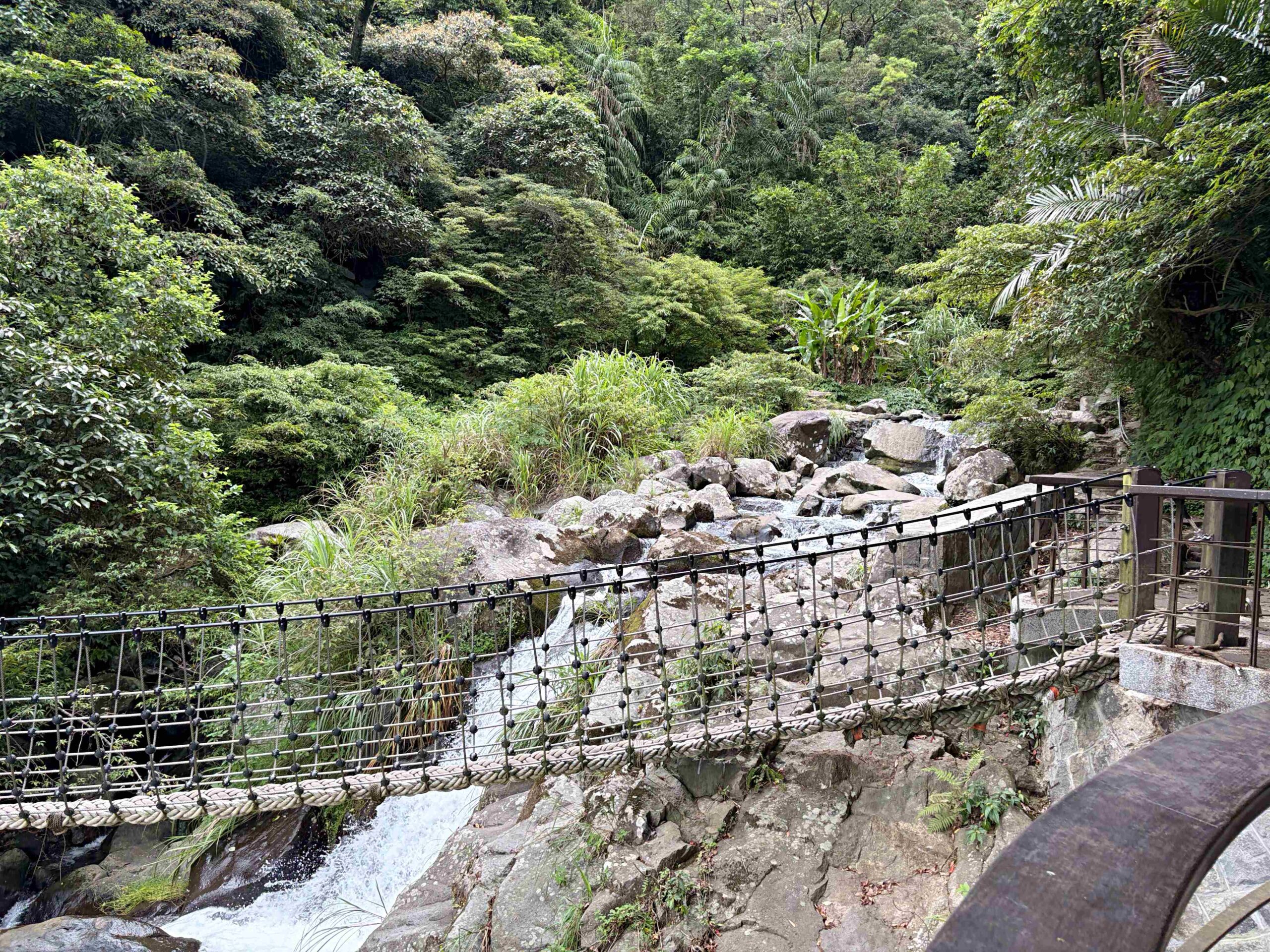 很少人知道這裡，全台最美瀑布吊橋，可以泡腳玩水，沿路都是美景 @趙先生吃飯