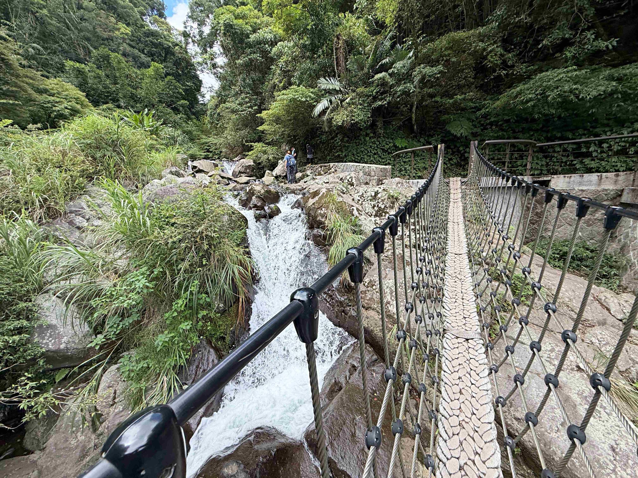 很少人知道這裡，全台最美瀑布吊橋，可以泡腳玩水，沿路都是美景 @趙先生吃飯