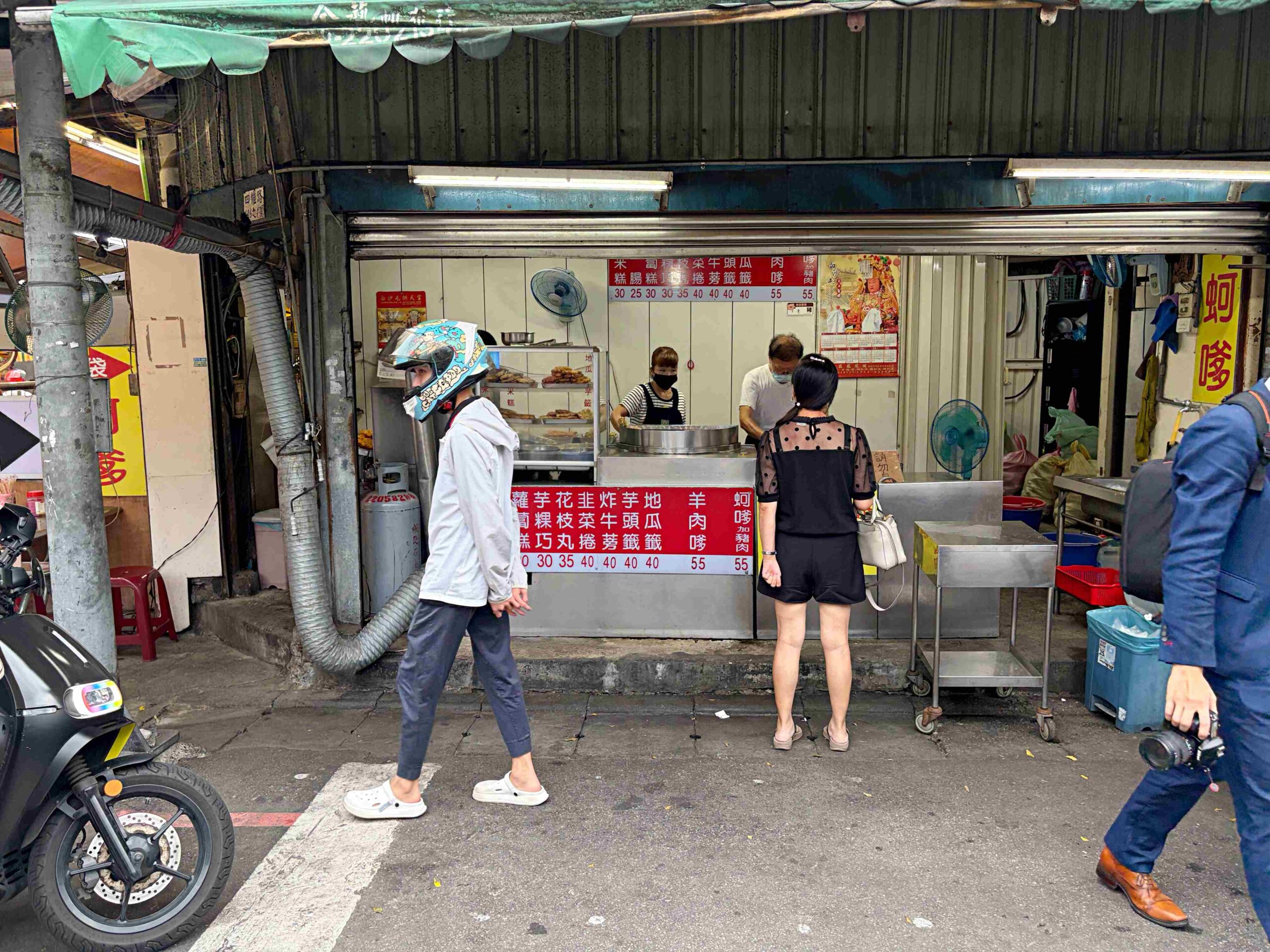 【新莊美食】布袋港蚵嗲，在地人氣現點現炸小吃，四維黃昏市場銅板老店推薦(菜單) @趙先生吃飯