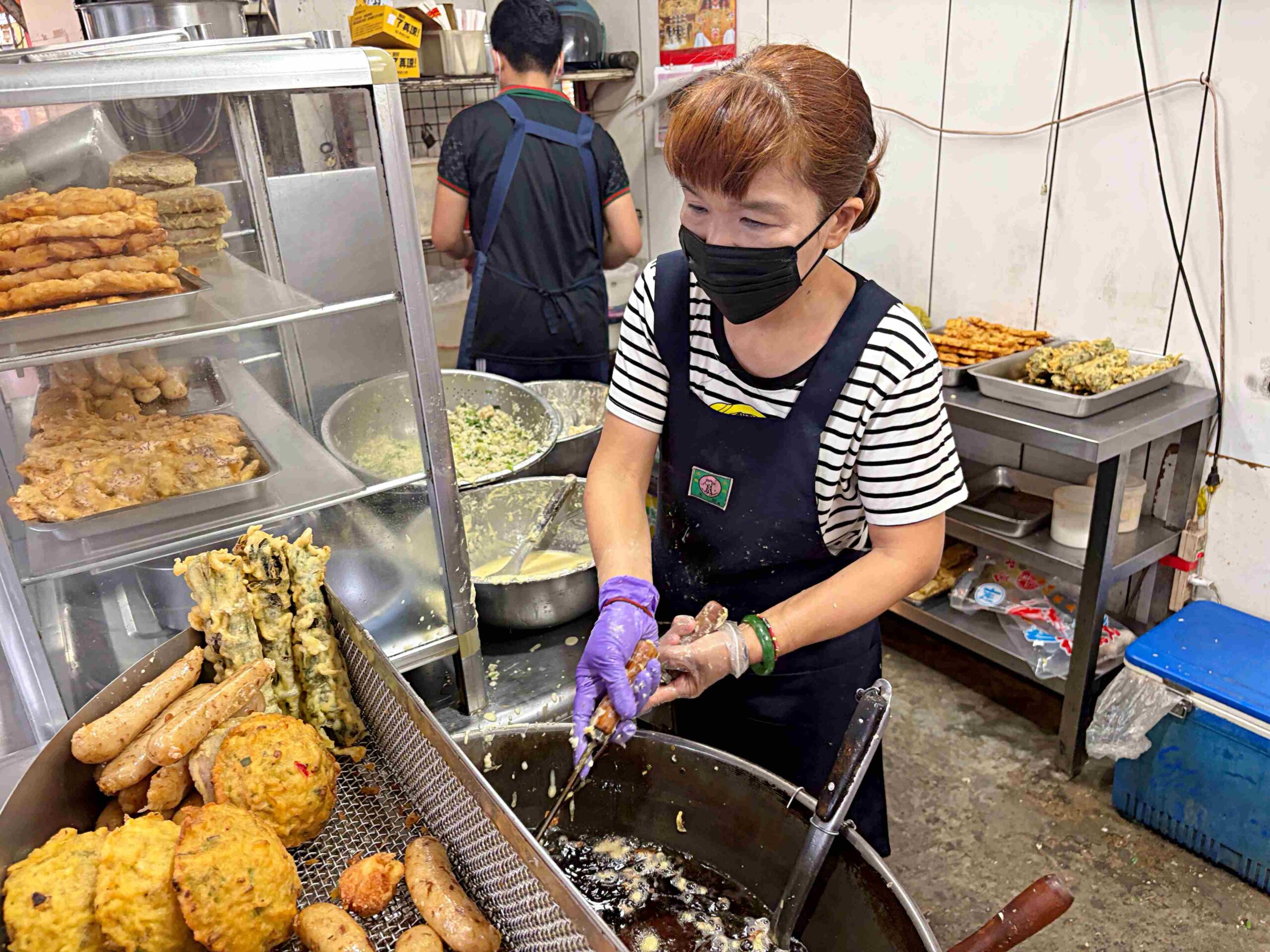 【新莊美食】布袋港蚵嗲，在地人氣現點現炸小吃，四維黃昏市場銅板老店推薦(菜單) @趙先生吃飯