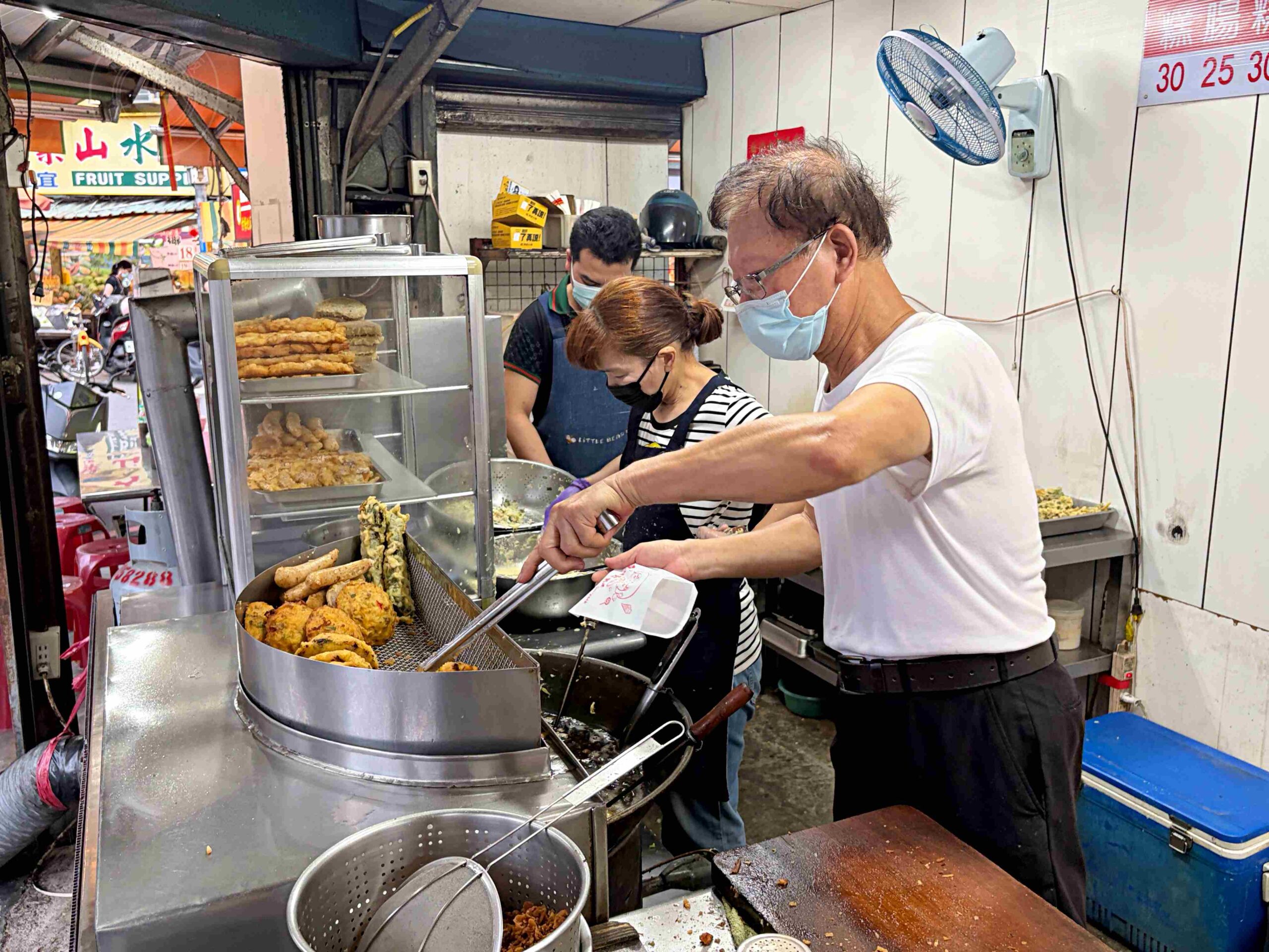 【新莊美食】布袋港蚵嗲,在地人氣現點現炸小吃,四維黃昏市場銅板老店推薦(菜單) @趙先生吃飯 【新莊美食】布袋港蚵嗲,在地人氣現點現炸小吃,四維黃昏市場銅板老店推薦(菜單) @趙先生吃飯