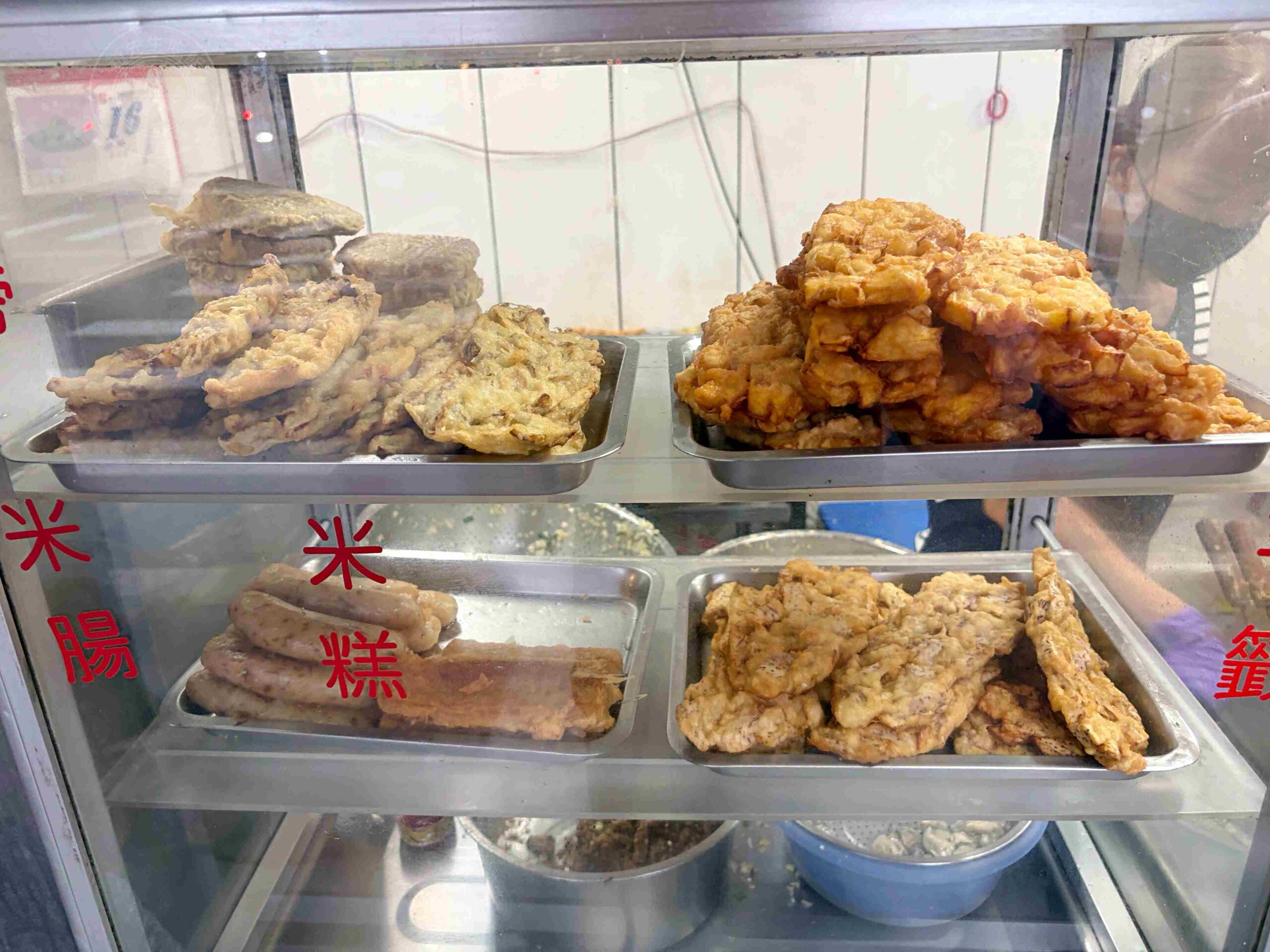 【新莊美食】布袋港蚵嗲，在地人氣現點現炸小吃，四維黃昏市場銅板老店推薦(菜單) @趙先生吃飯