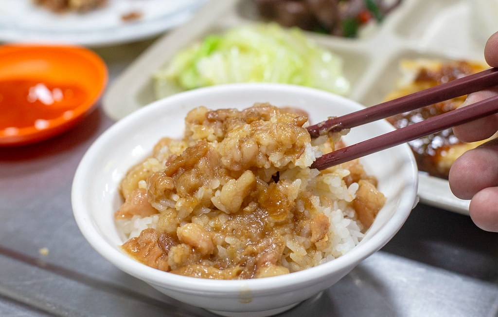 90元的便當店，肉片超厚，還有三樣新鮮配菜，每天超多人來買！ @趙先生吃飯