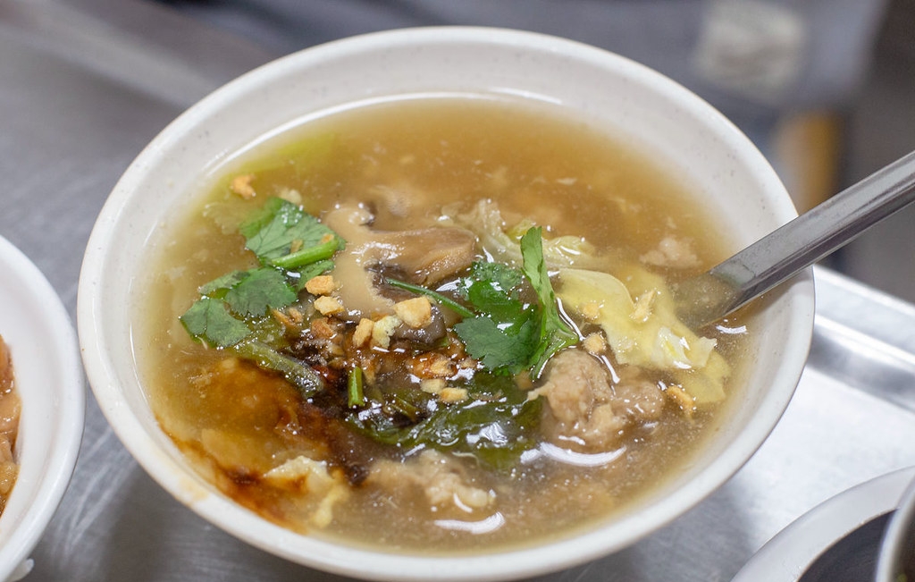 90元的便當店，肉片超厚，還有三樣新鮮配菜，每天超多人來買！ @趙先生吃飯