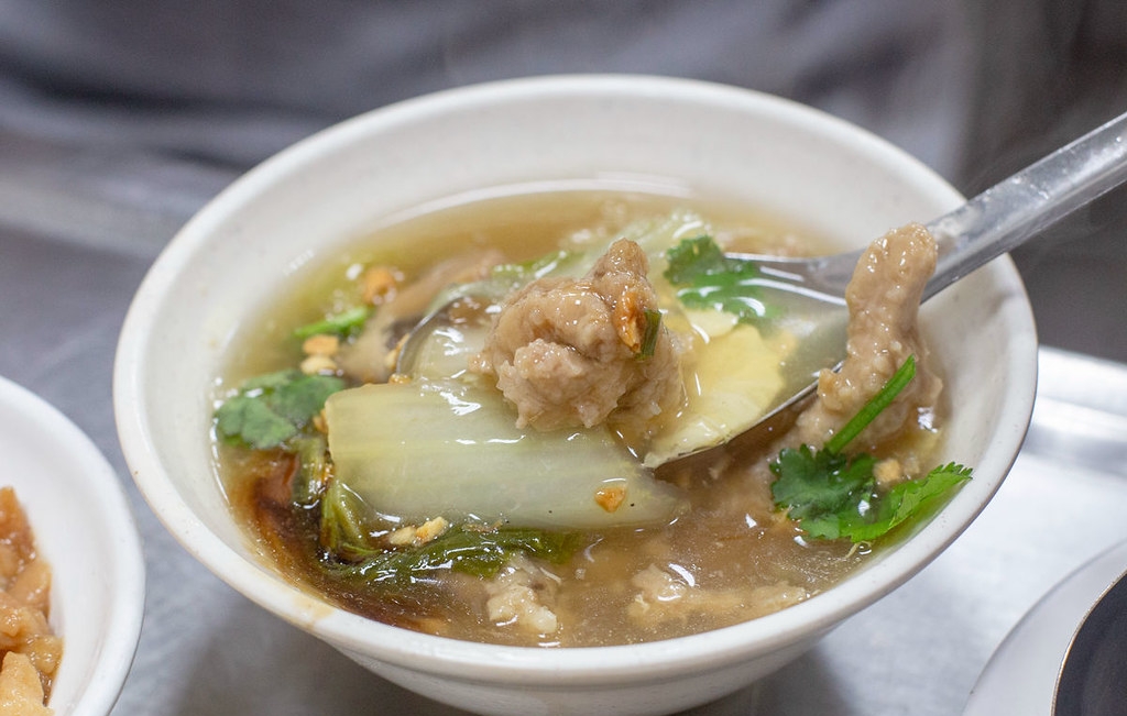 90元的便當店，肉片超厚，還有三樣新鮮配菜，每天超多人來買！ @趙先生吃飯