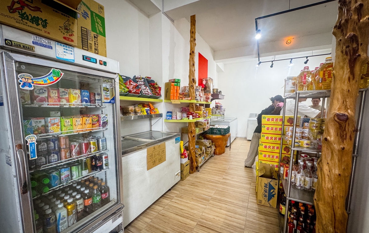 偏僻的雜貨店，不要隨便進去，會發現大家其實都來買天然水果冰！ @趙先生吃飯