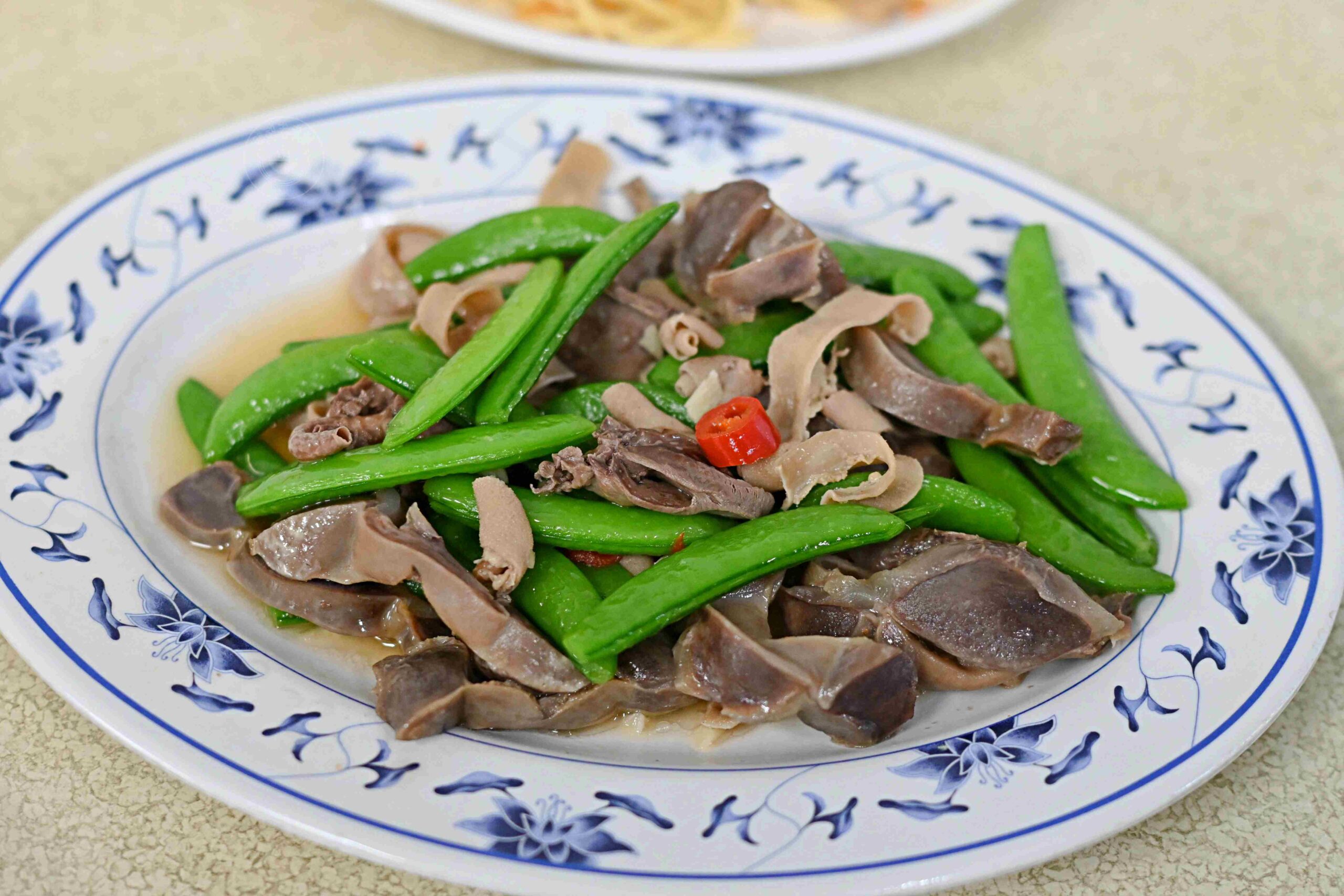 這條老街超有趣，想吃什麼自己拿，鴨肉、炒麵最多人拿！ @趙先生吃飯