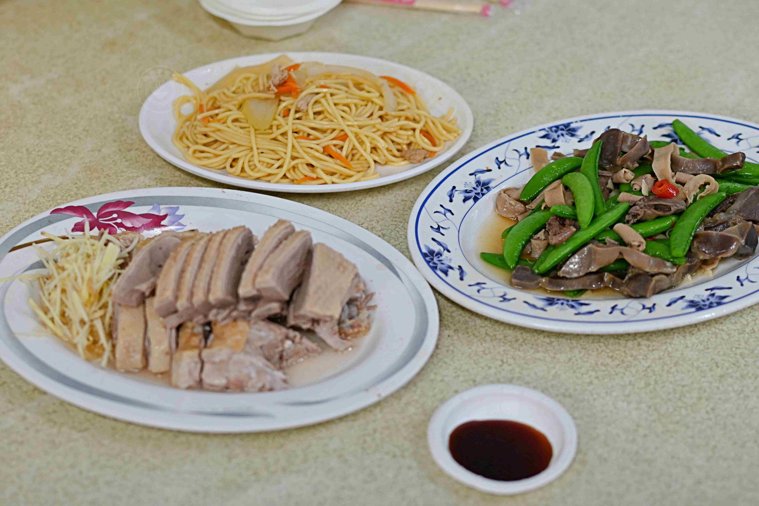 這條老街超有趣，想吃什麼自己拿，鴨肉、炒麵最多人拿！ @趙先生吃飯