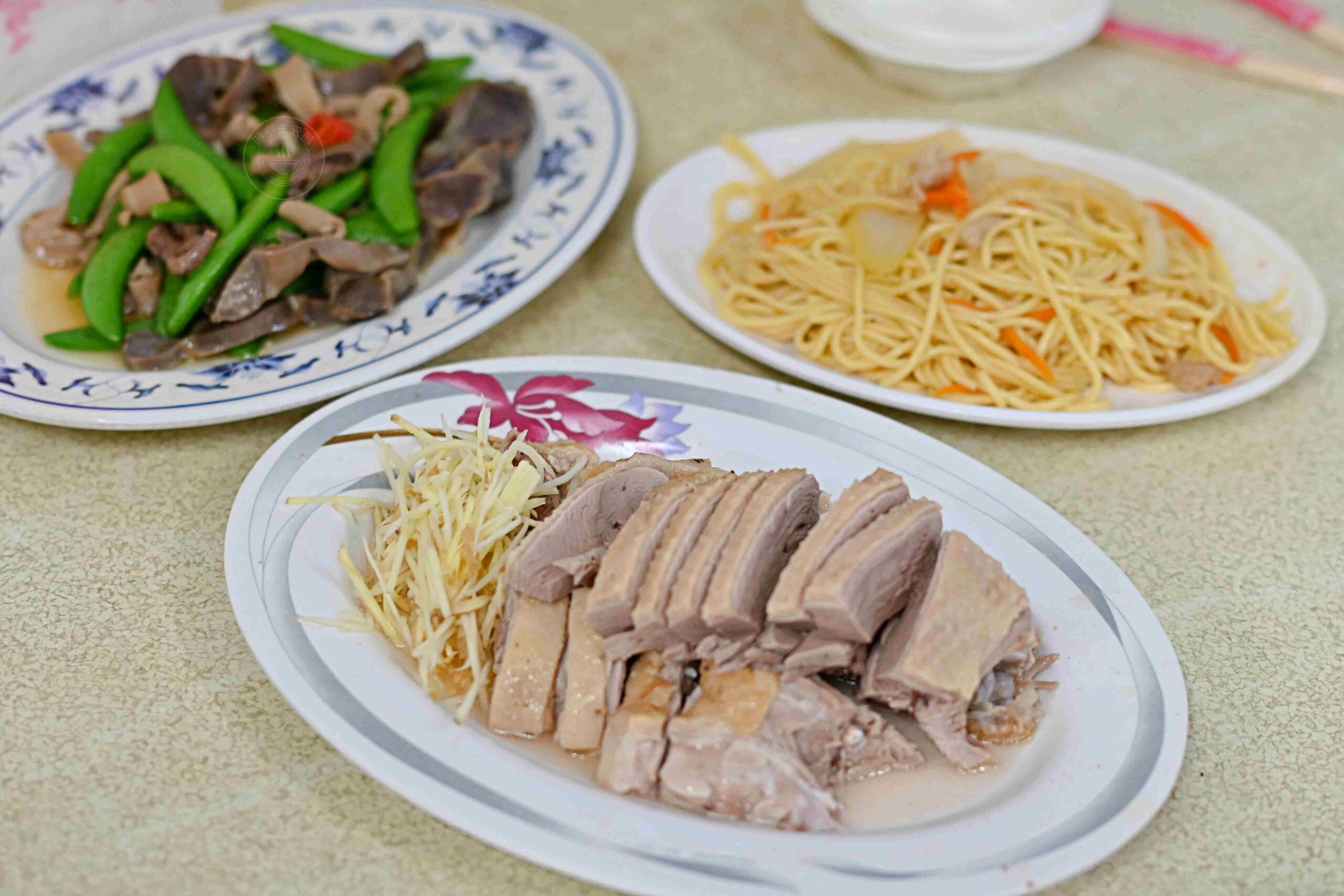 這條老街超有趣，想吃什麼自己拿，鴨肉、炒麵最多人拿！ @趙先生吃飯