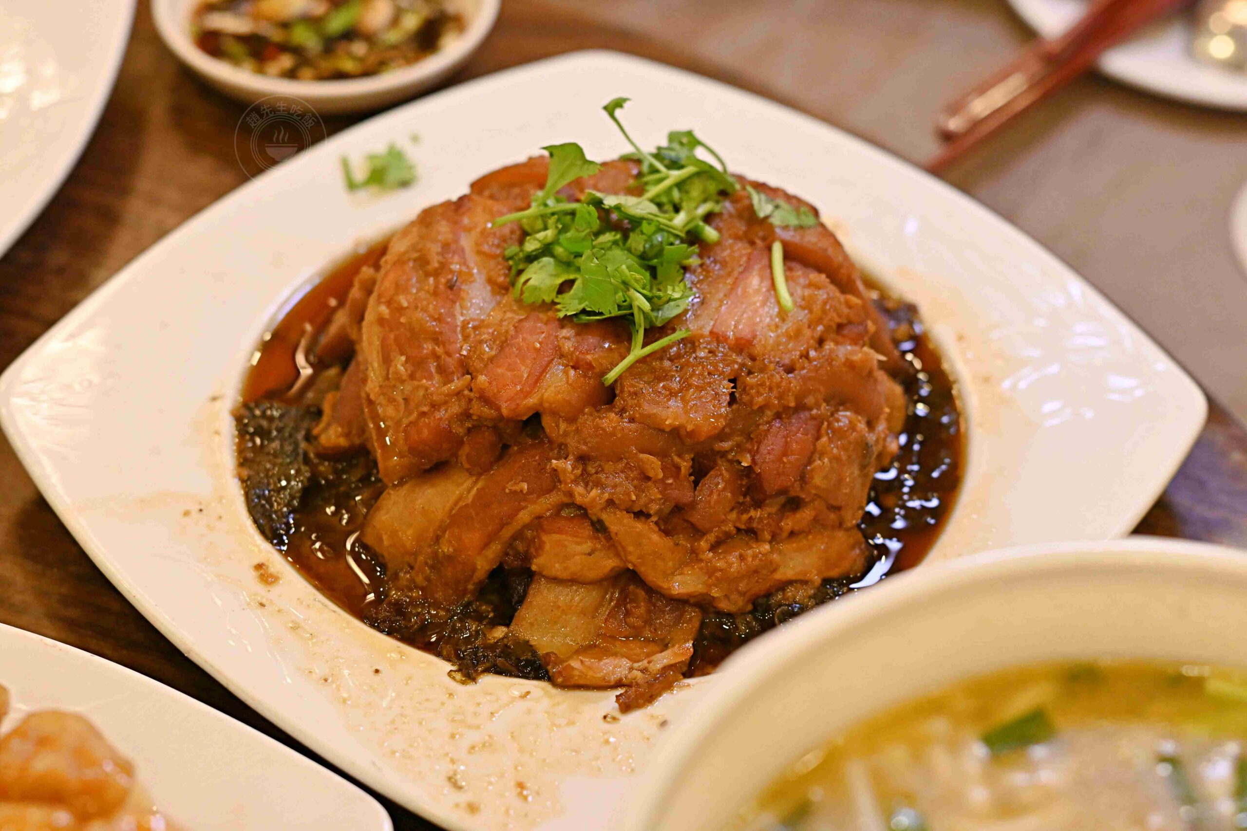 超便宜活魚餐廳，一堆人包遊覽車來吃，砂鍋魚頭、 鄉村油雞都是招牌！ @趙先生吃飯