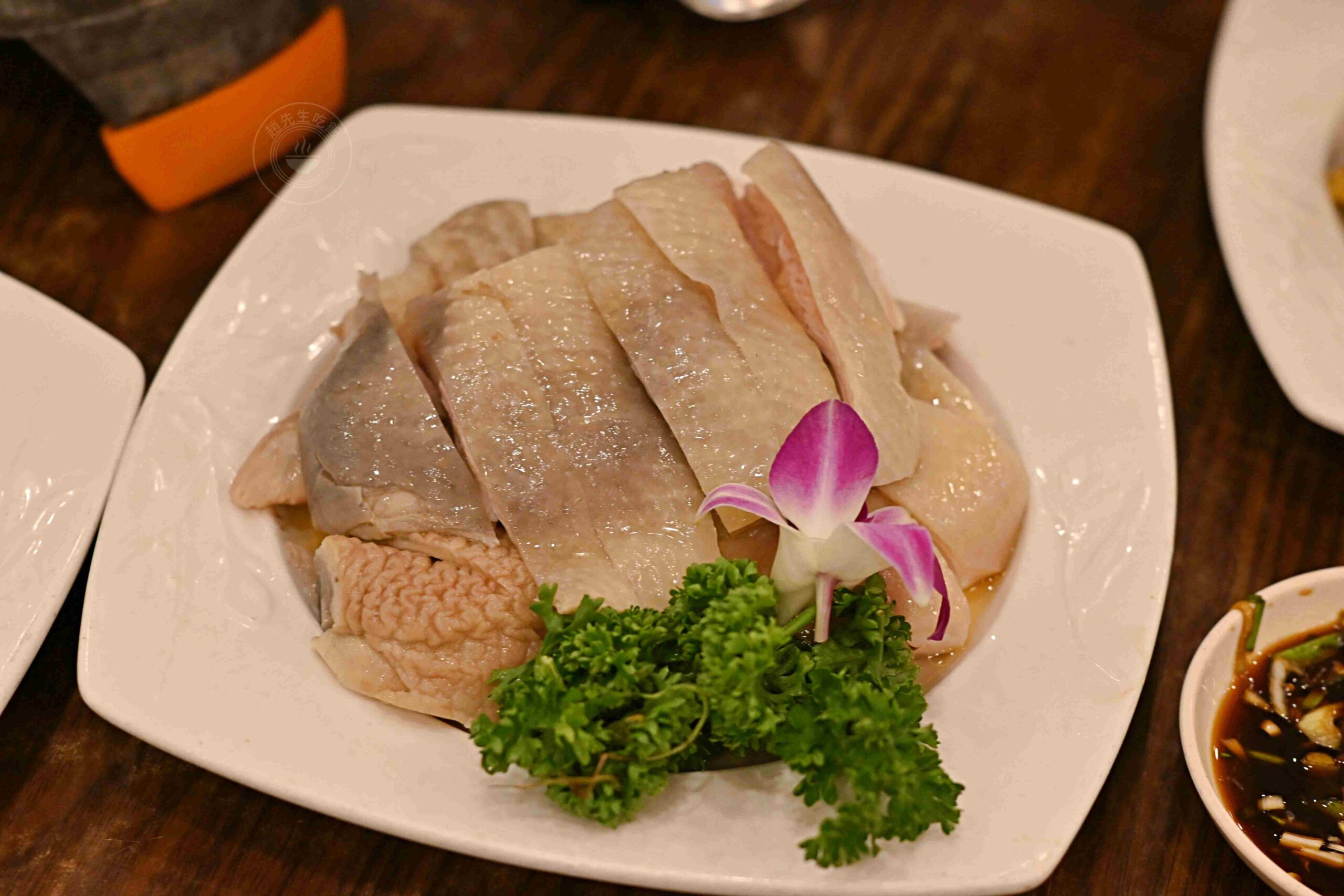 超便宜活魚餐廳，一堆人包遊覽車來吃，砂鍋魚頭、 鄉村油雞都是招牌！ @趙先生吃飯