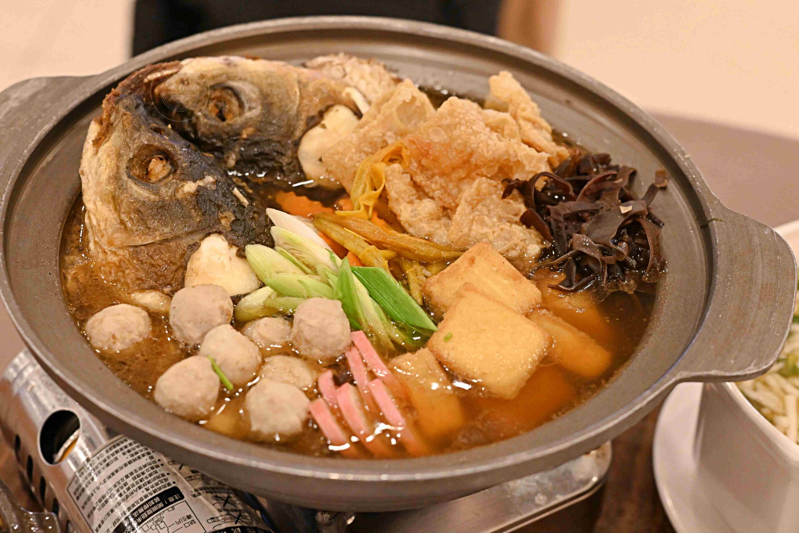 超便宜活魚餐廳，一堆人包遊覽車來吃，砂鍋魚頭、 鄉村油雞都是招牌！ @趙先生吃飯
