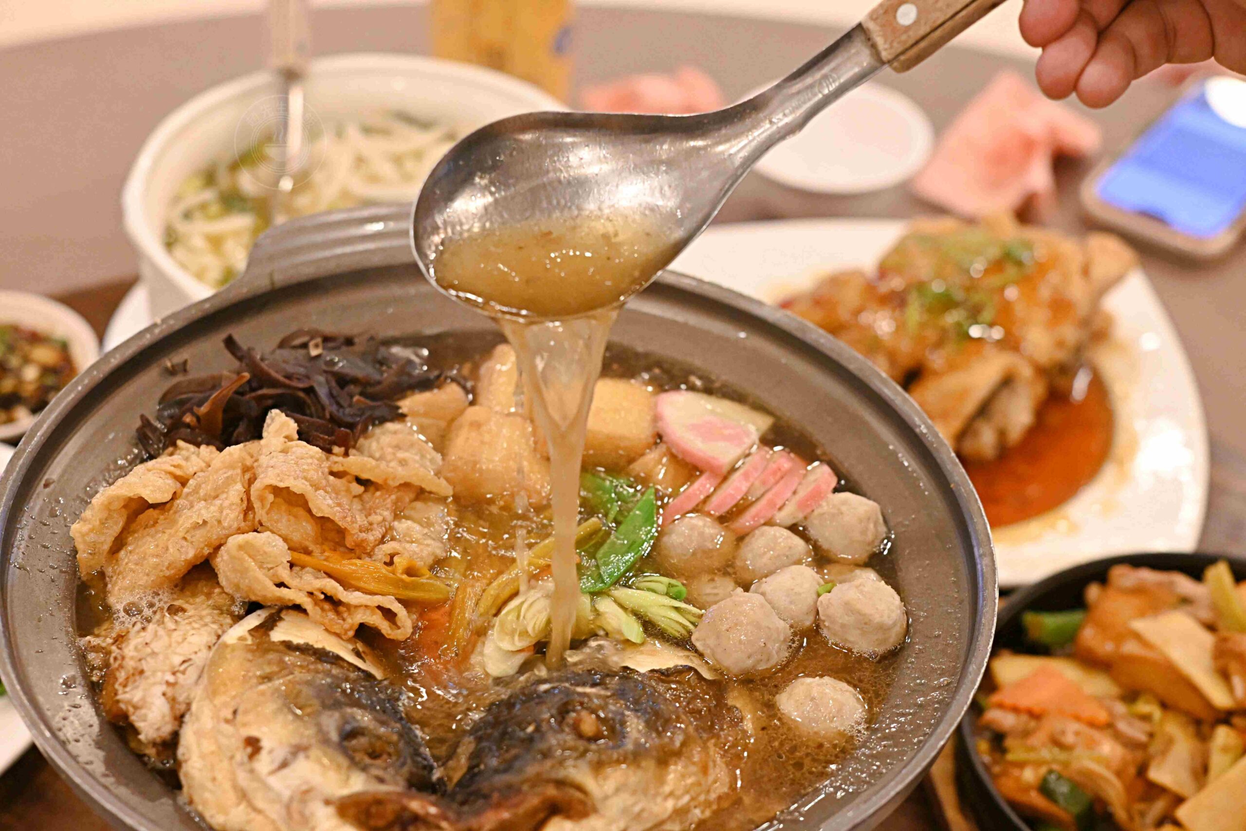 超便宜活魚餐廳，一堆人包遊覽車來吃，砂鍋魚頭、 鄉村油雞都是招牌！ @趙先生吃飯