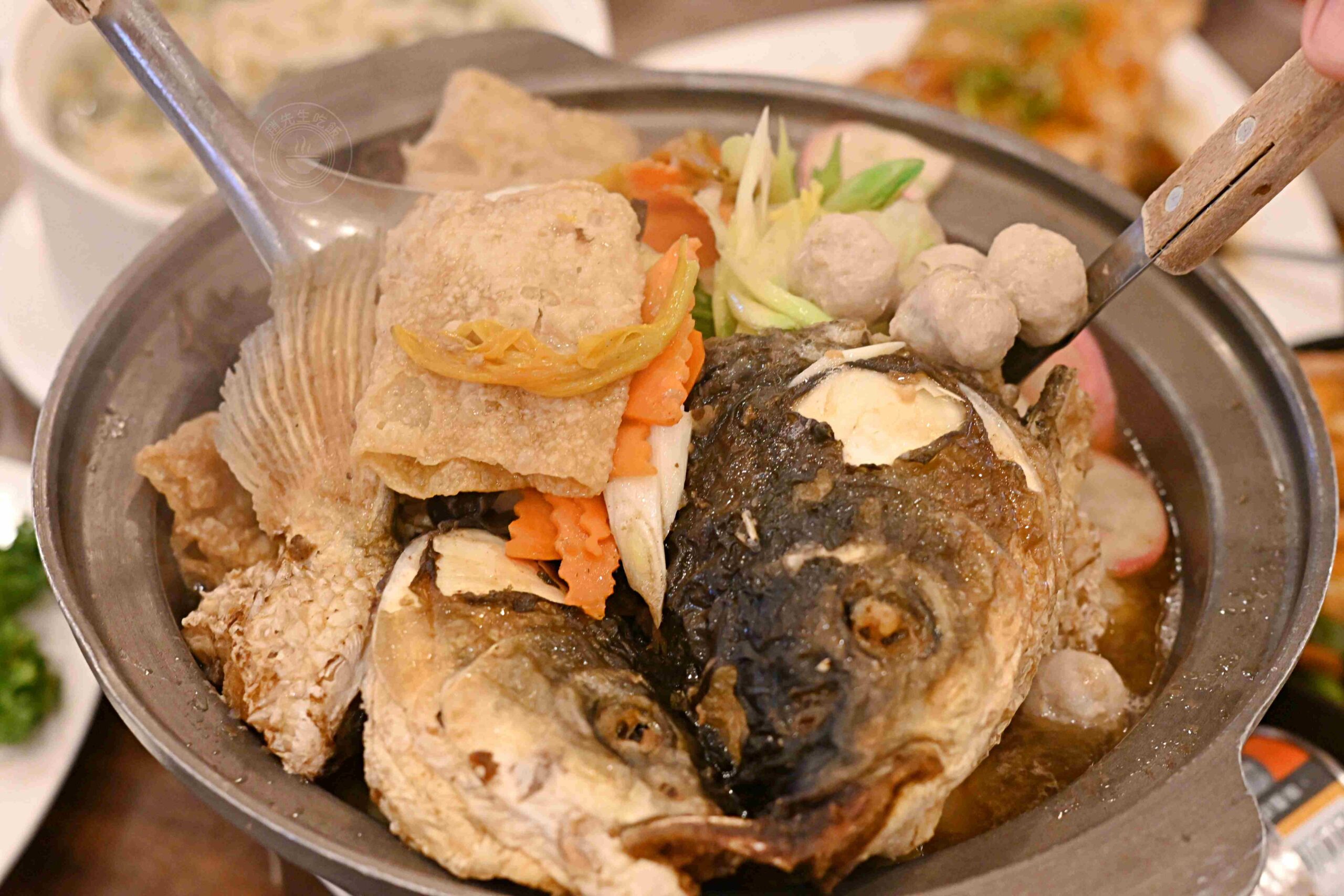 超便宜活魚餐廳,一堆人包遊覽車來吃,砂鍋魚頭、 鄉村油雞都是招牌! @趙先生吃飯 超便宜活魚餐廳,一堆人包遊覽車來吃,砂鍋魚頭、 鄉村油雞都是招牌! @趙先生吃飯