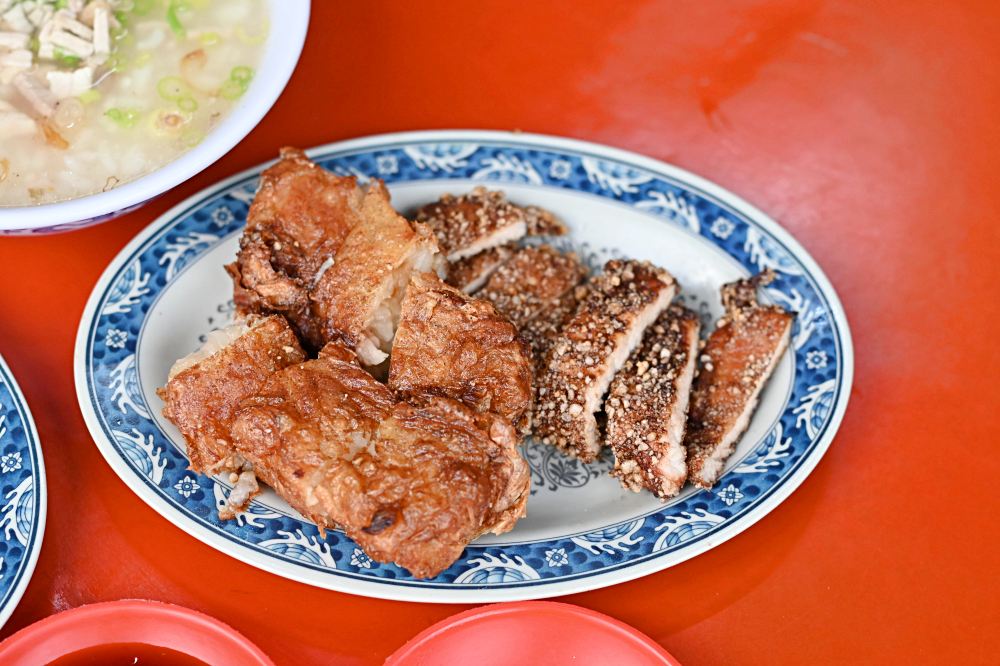 第一次體驗，很像在辦桌吃小吃，竟然常常在排隊，肉粥、紅燒肉必點！ @趙先生吃飯